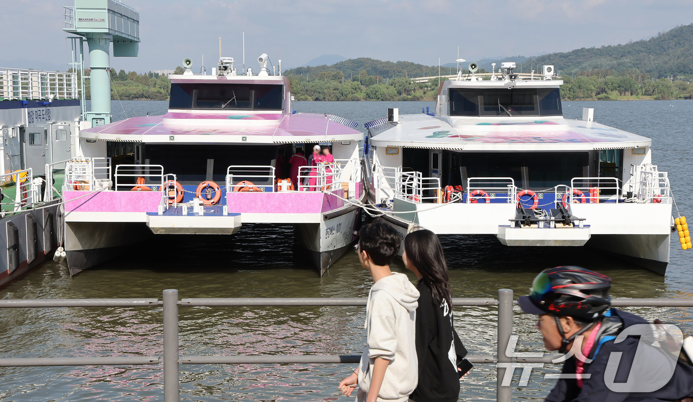 (서울=뉴스1) 장수영 기자 = 19일 서울 강서구 한강버스 마곡선착장에 한강버스가 정박해 있다.더불어민주당 진성준 의원이 서울시에서 제출받은 자료에 따르면 서울시는 올해 한강버스 …