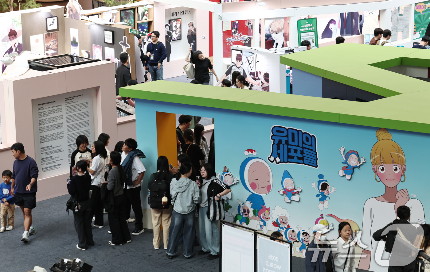 (서울=뉴스1) 구윤성 기자 = 19일 오후 서울 송파구 롯데월드 아이스링크에 마련된 '2025 월드 웹툰 페스티벌' 행사장에서 관람객들이 웹툰 전시를 둘러보고 있다.오는 22일까 …