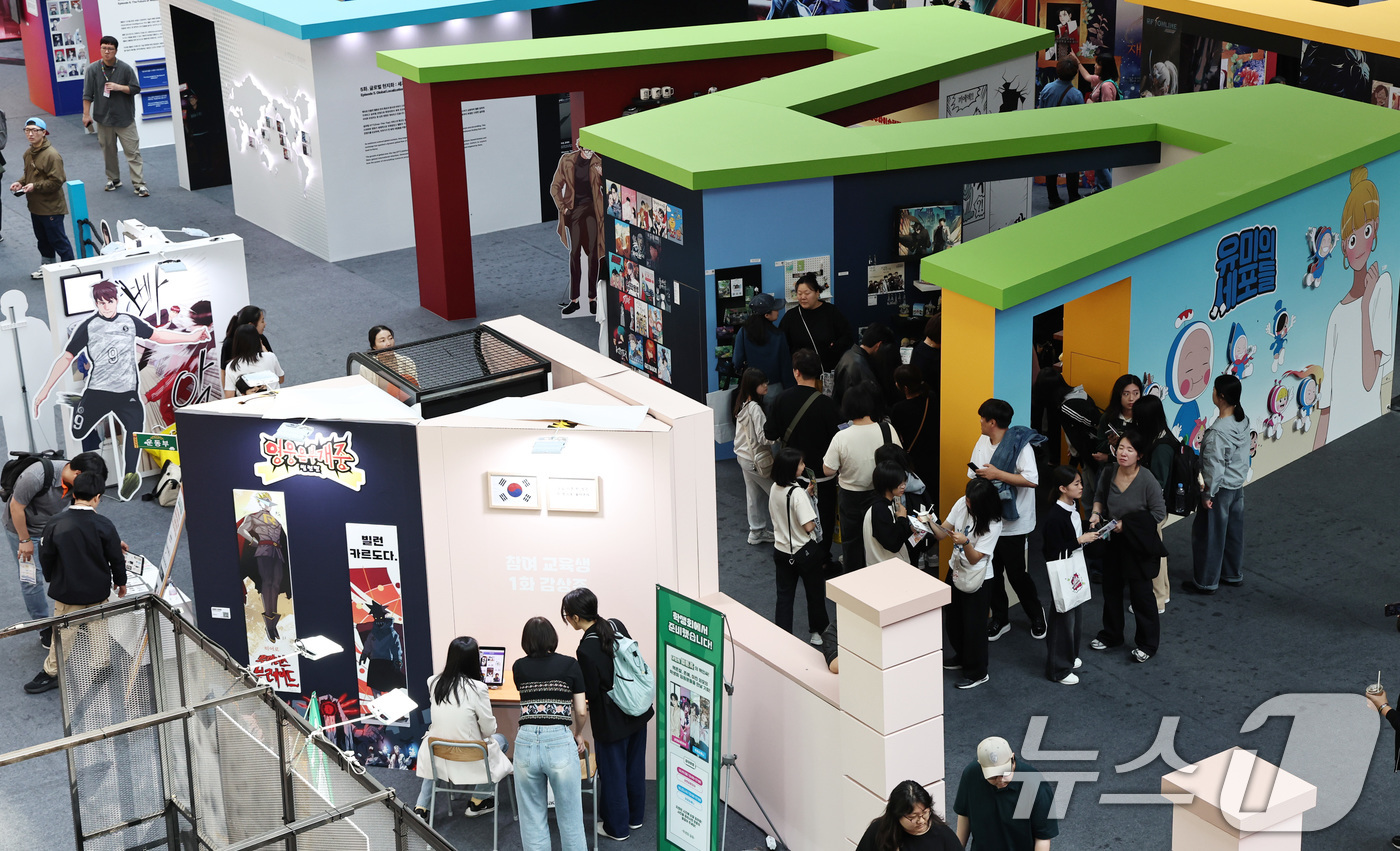 (서울=뉴스1) 구윤성 기자 = 19일 오후 서울 송파구 롯데월드 아이스링크에 마련된 '2025 월드 웹툰 페스티벌' 행사장에서 관람객들이 웹툰 전시를 둘러보고 있다.오는 22일까 …