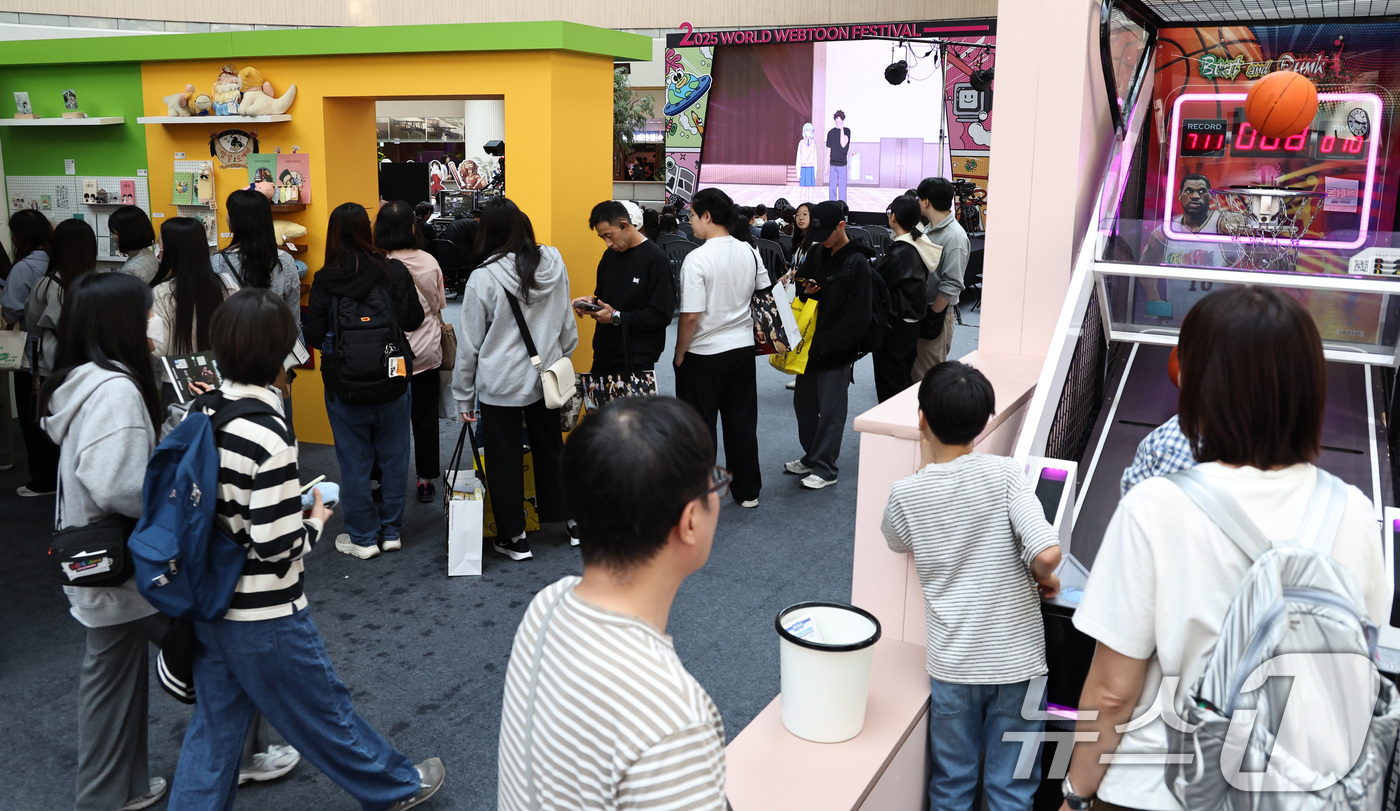 (서울=뉴스1) 구윤성 기자 = 19일 오후 서울 송파구 롯데월드 아이스링크에 마련된 '2025 월드 웹툰 페스티벌' 행사장에서 관람객들이 웹툰 전시를 둘러보고 있다.오는 22일까 …