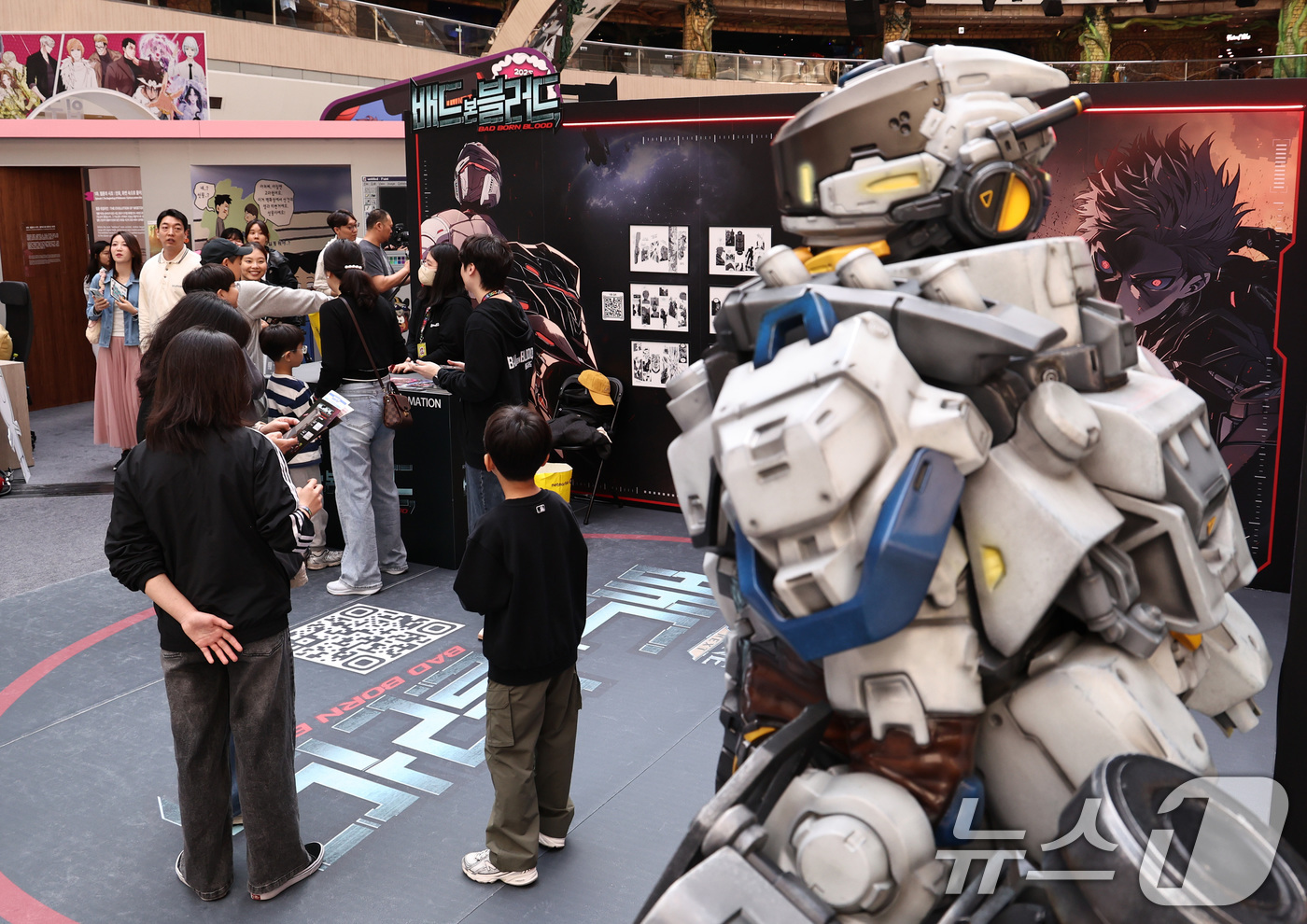 (서울=뉴스1) 구윤성 기자 = 19일 오후 서울 송파구 롯데월드 아이스링크에 마련된 '2025 월드 웹툰 페스티벌' 행사장에서 관람객들이 웹툰 전시를 둘러보고 있다.오는 22일까 …