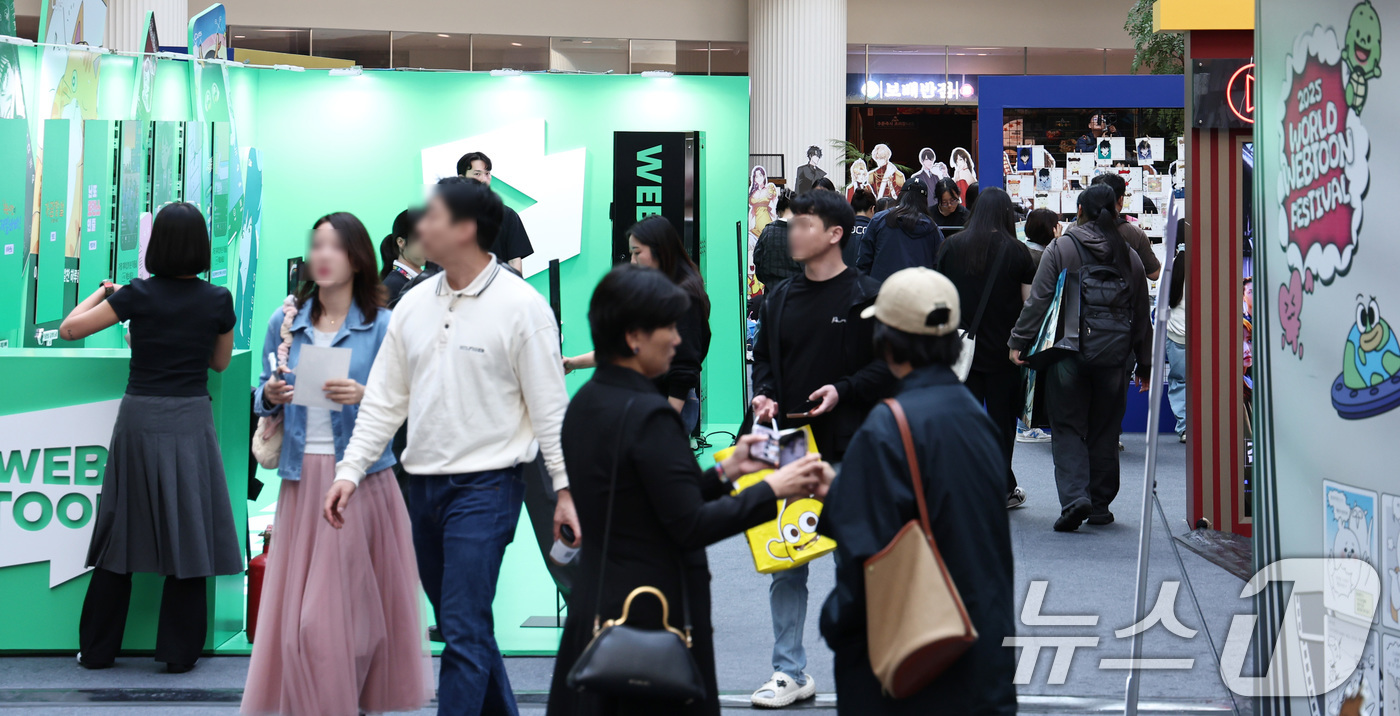 (서울=뉴스1) 구윤성 기자 = 19일 오후 서울 송파구 롯데월드 아이스링크에 마련된 '2025 월드 웹툰 페스티벌' 행사장에서 관람객들이 웹툰 전시를 둘러보고 있다.오는 22일까 …
