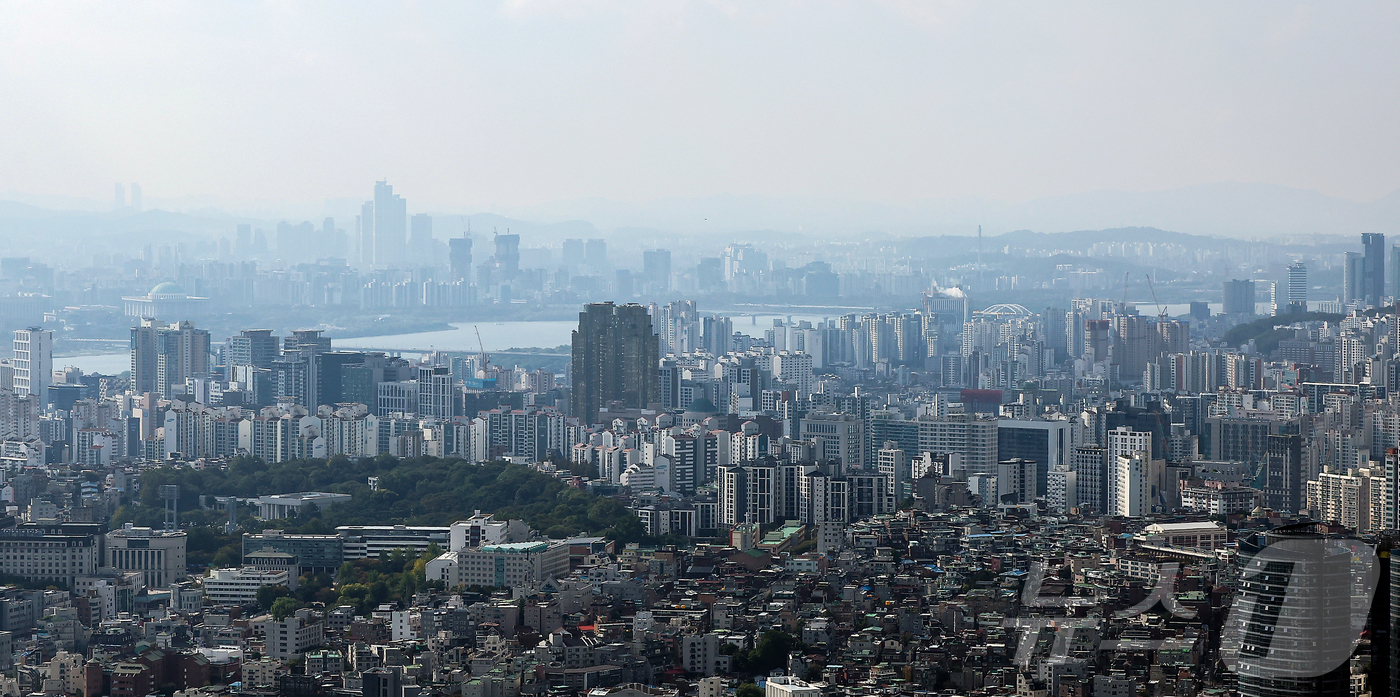 (서울=뉴스1) 김진환 기자 = 이재명 정부가 서울 전역과 경기 12곳을 규제 지역으로 지정한 10·15 부동산 대책을 발표한 가운데 갭투자 수요를 차단하고자 해당 지역들은 오는 …