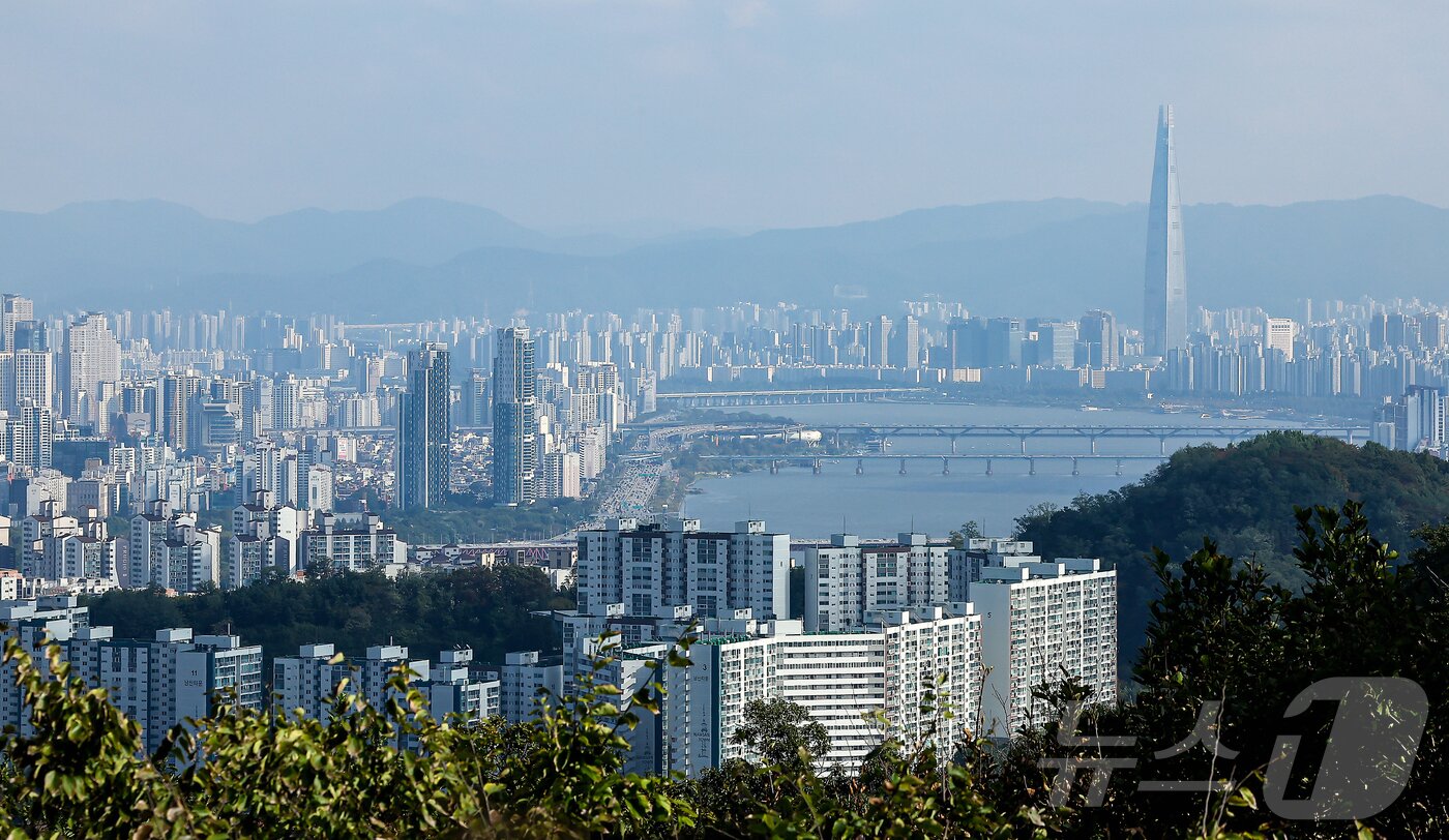본문 이미지 - 이재명 정부가 서울 전역과 경기 12곳을 규제 지역으로 지정한 10·15 부동산 대책을 발표한 가운데 갭투자 수요를 차단하고자 해당 지역들은 오는 20일부터 내년 12월 31일까지 토지거래허가구역으로 지정돼 2년 실거주 의무 및 담보인정비율&#40;LTV&#41; 40% 규제가 적용된다. 사진은 19일 서울 중구 남산에서 바라본 아파트 단지. 2025.10.19/뉴스1 ⓒ News1 김진환 기자