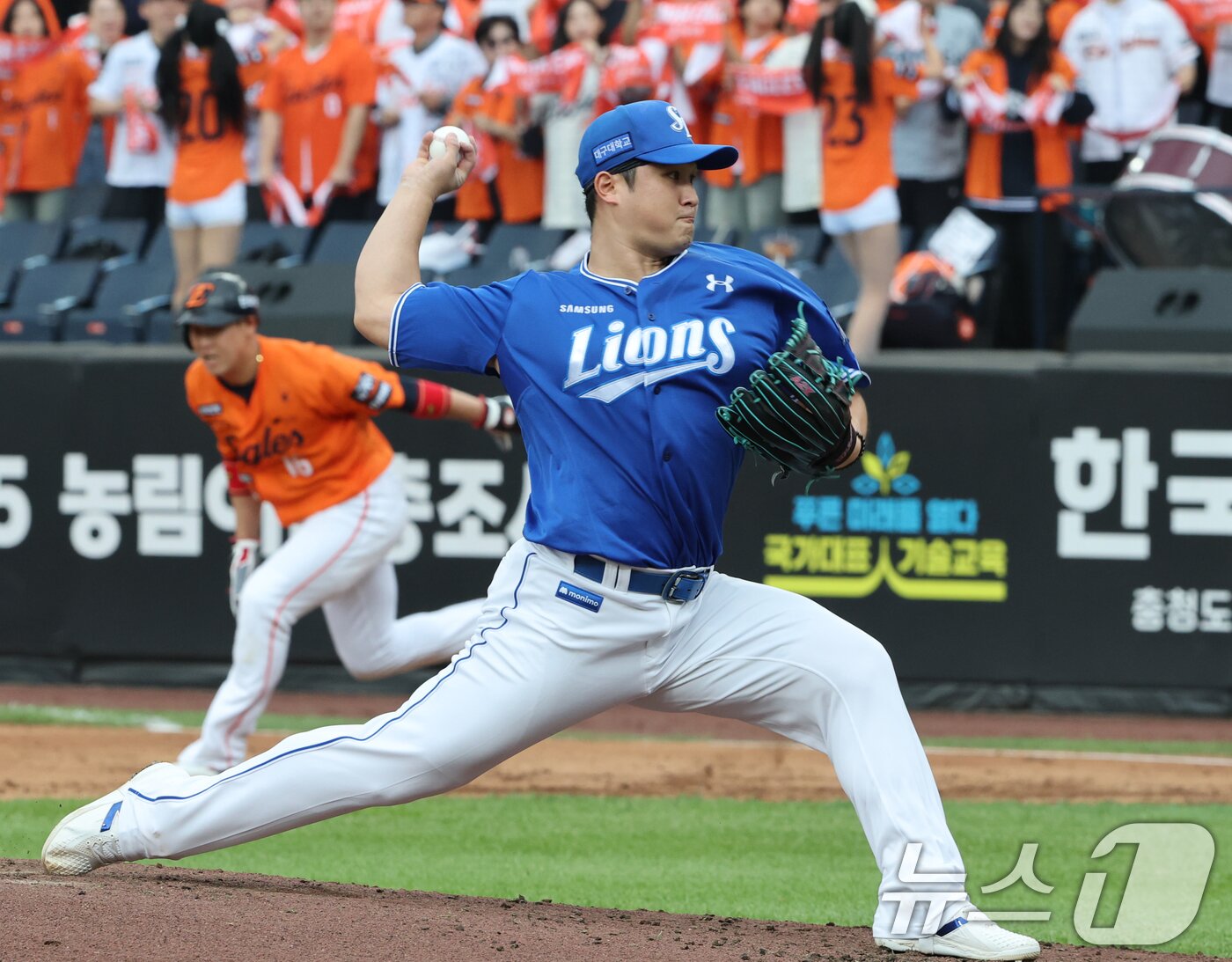 본문 이미지 - 19일 대전 한화생명볼파크 열린 프로야구 2025 신한 SOL뱅크 KBO 플레이오프 2차전 삼성 라이온즈와 한화 이글스의 경기에서 삼성 선발투수 최원태가 역투하고 있다. 2025.10.19/뉴스1 ⓒ News1 김기태 기자