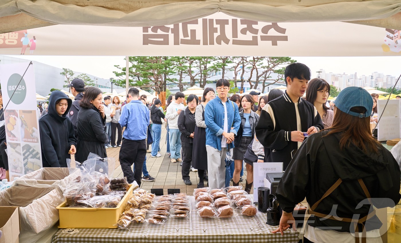 (천안=뉴스1) 이시우 기자 = 지난 18일 충남 천안시 천안종합운동장에서 개막한 '2025빵빵데이 천안'에서 관람객들이 빵을 사기 위해 줄 서 있다. (천안시청 제공. 재판매 및 …