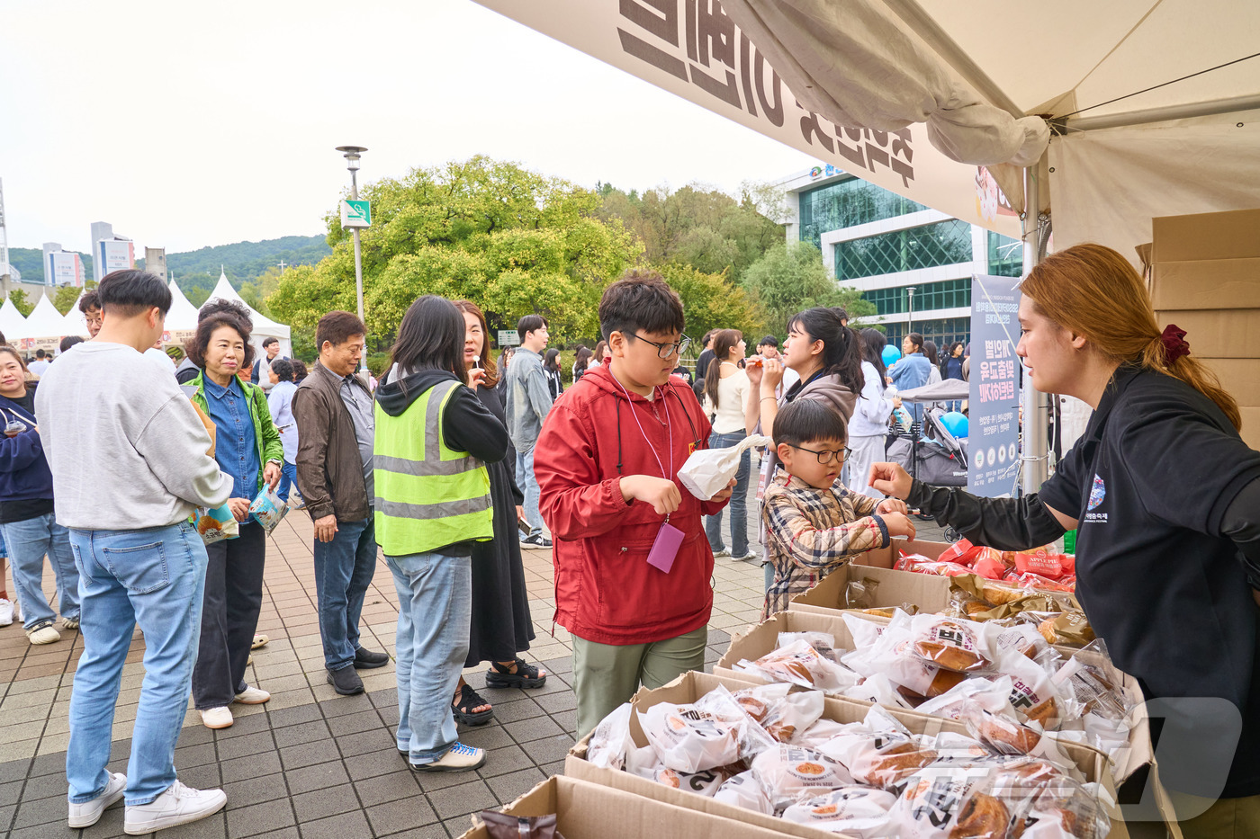 (천안=뉴스1) 이시우 기자 = 지난 18일 충남 천안시 천안종합운동장에서 개막한 '2025빵빵데이 천안'에서 관람객들이 빵을 사기 위해 줄 서 있다. (천안시청 제공. 재판매 및 …