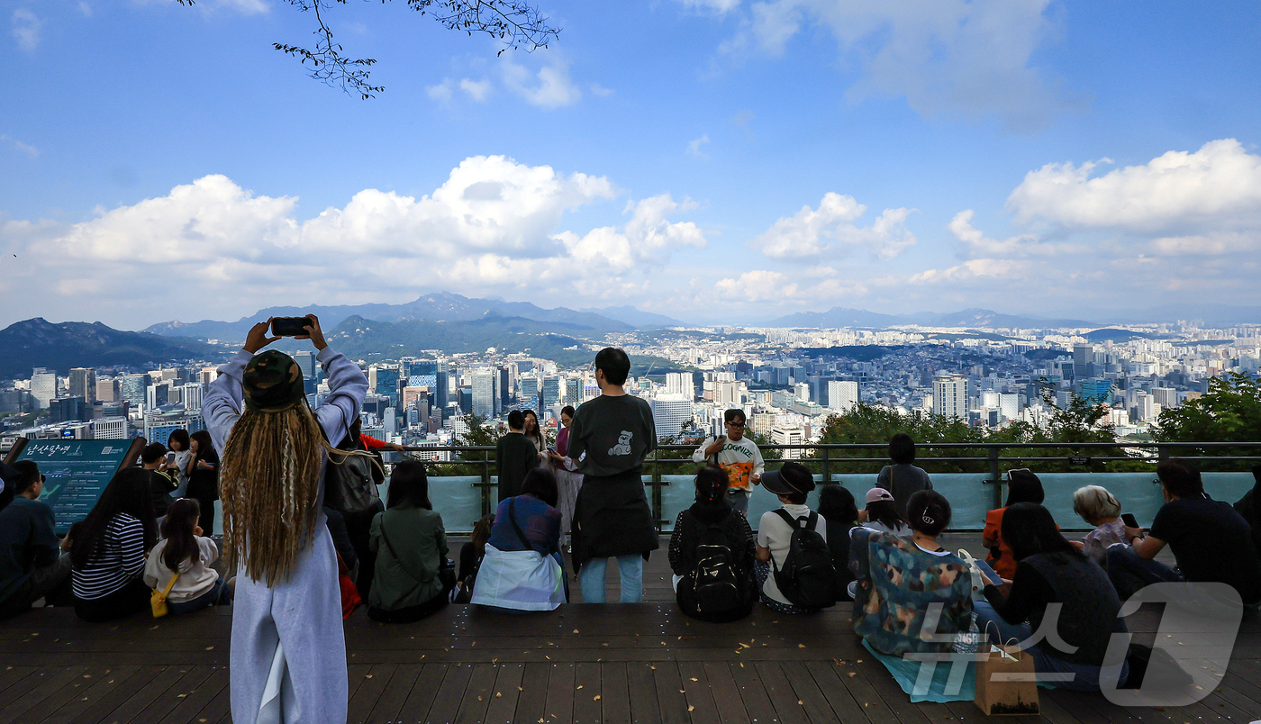 (서울=뉴스1) 김진환 기자 = 완연한 가을 날씨를 보인 19일 오후 서울 중구 남산을 찾은 시민들이 푸른 하늘을 바라보고 있다. 2025.10.19/뉴스1