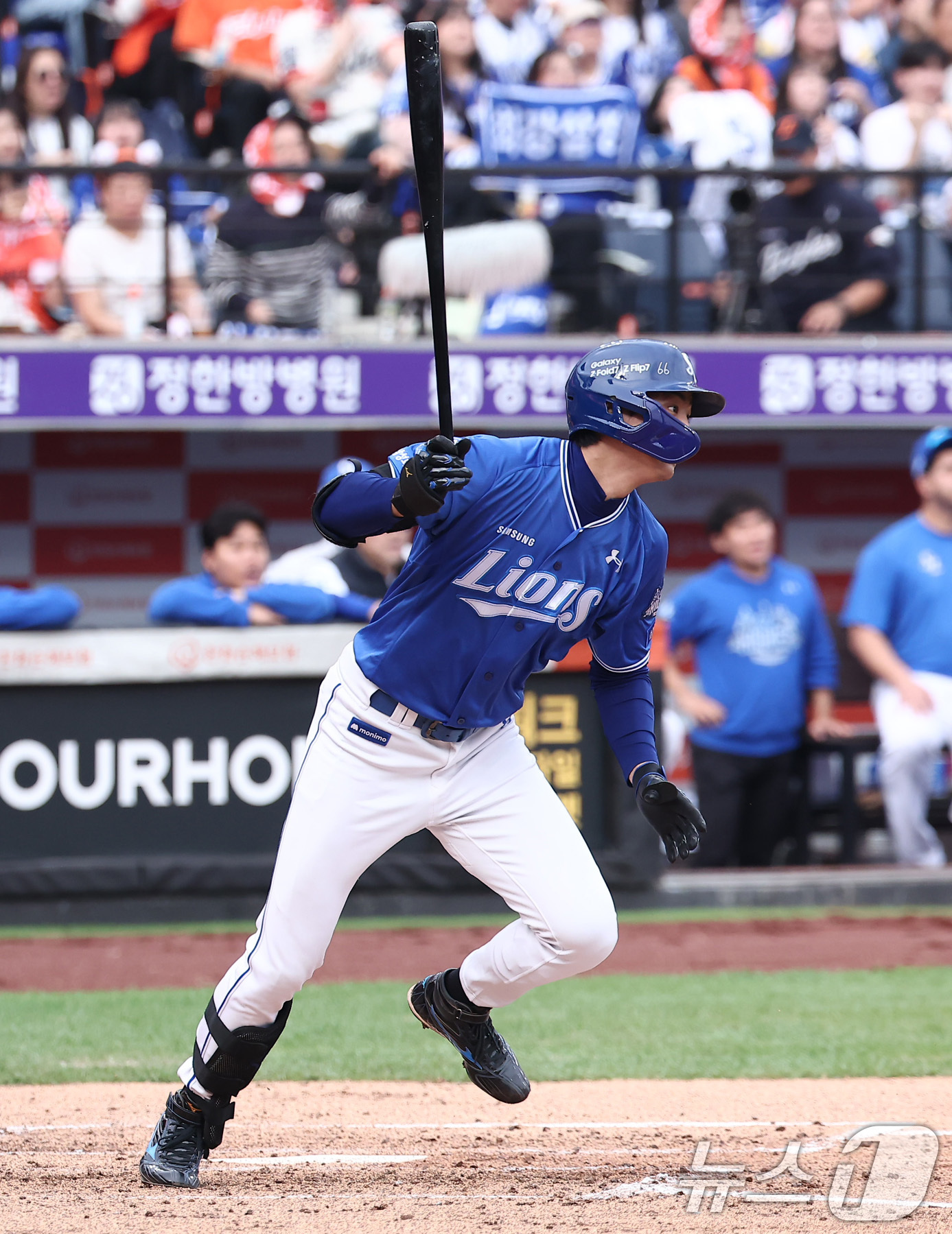 (대전=뉴스1) 김성진 기자 = 19일 대전 한화생명볼파크 열린 프로야구 2025 신한 SOL뱅크 KBO 플레이오프 2차전 삼성 라이온즈와 한화 이글스의 경기, 삼성 구자욱이 3회 …