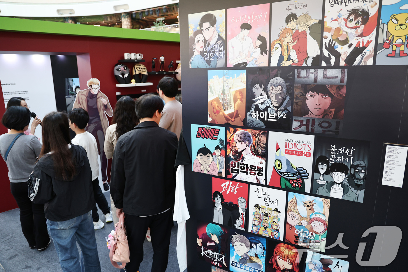 (서울=뉴스1) 구윤성 기자 = 19일 오후 서울 송파구 롯데월드 아이스링크에 마련된 '2025 월드 웹툰 페스티벌' 행사장에서 관람객들이 웹툰 전시를 둘러보고 있다.오는 22일까 …