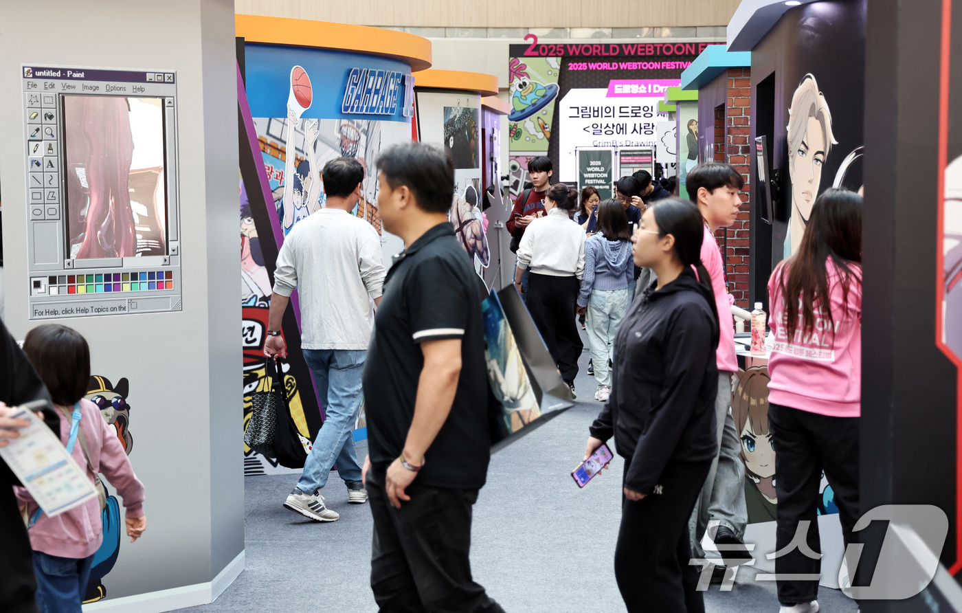 (서울=뉴스1) 구윤성 기자 = 19일 오후 서울 송파구 롯데월드 아이스링크에 마련된 '2025 월드 웹툰 페스티벌' 행사장에서 관람객들이 웹툰 전시를 둘러보고 있다.오는 22일까 …