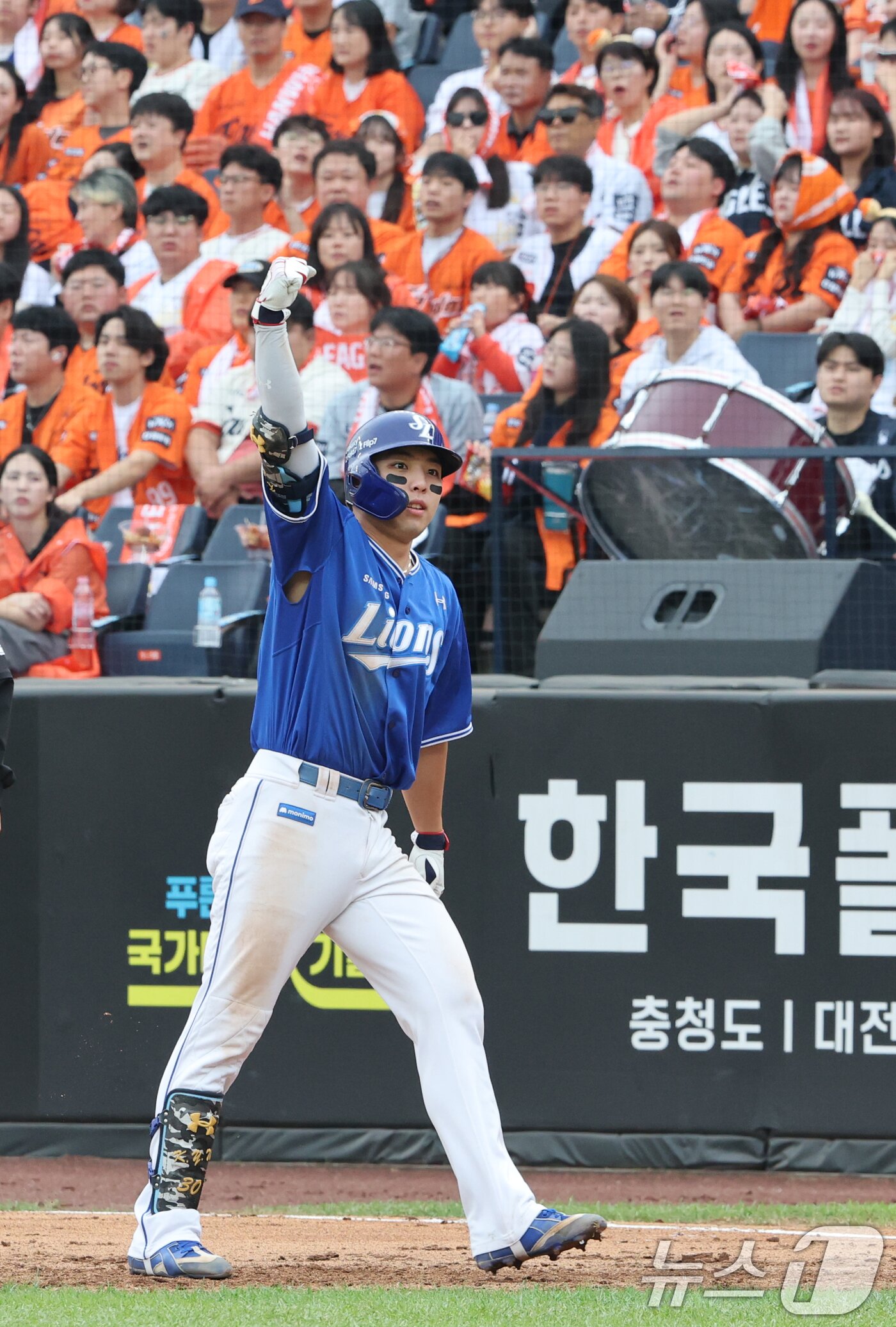 본문 이미지 - 19일 대전 한화생명볼파크 열린 프로야구 2025 신한 SOL뱅크 KBO 플레이오프 2차전 삼성 라이온즈와 한화 이글스의 경기에서 3회초 1사 1, 2루 상황 삼성 김영웅의 우전 2타점 안타를 치고 주먹을 불끈쥐고 있다. 2025.10.19/뉴스1 ⓒ News1 김기태 기자