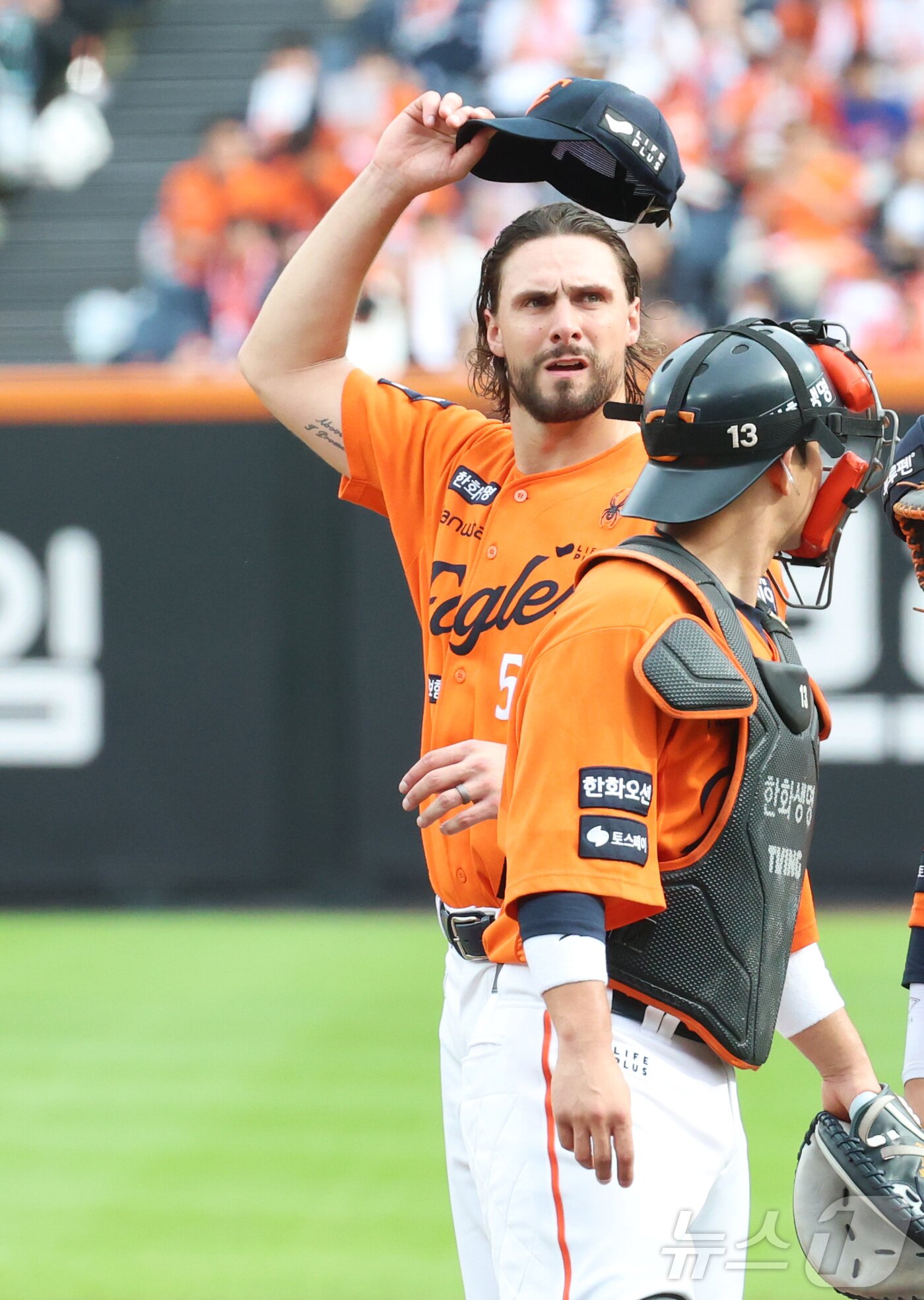 본문 이미지 - 19일 대전 한화생명볼파크 열린 프로야구 2025 신한 SOL뱅크 KBO 플레이오프 2차전 삼성 라이온즈와 한화 이글스의 경기에서 3회초 한화 와이스가 4실점 하며 모자를 벗어 땀을 닦고 있다. 2025.10.19/뉴스1 ⓒ News1 김기남 기자