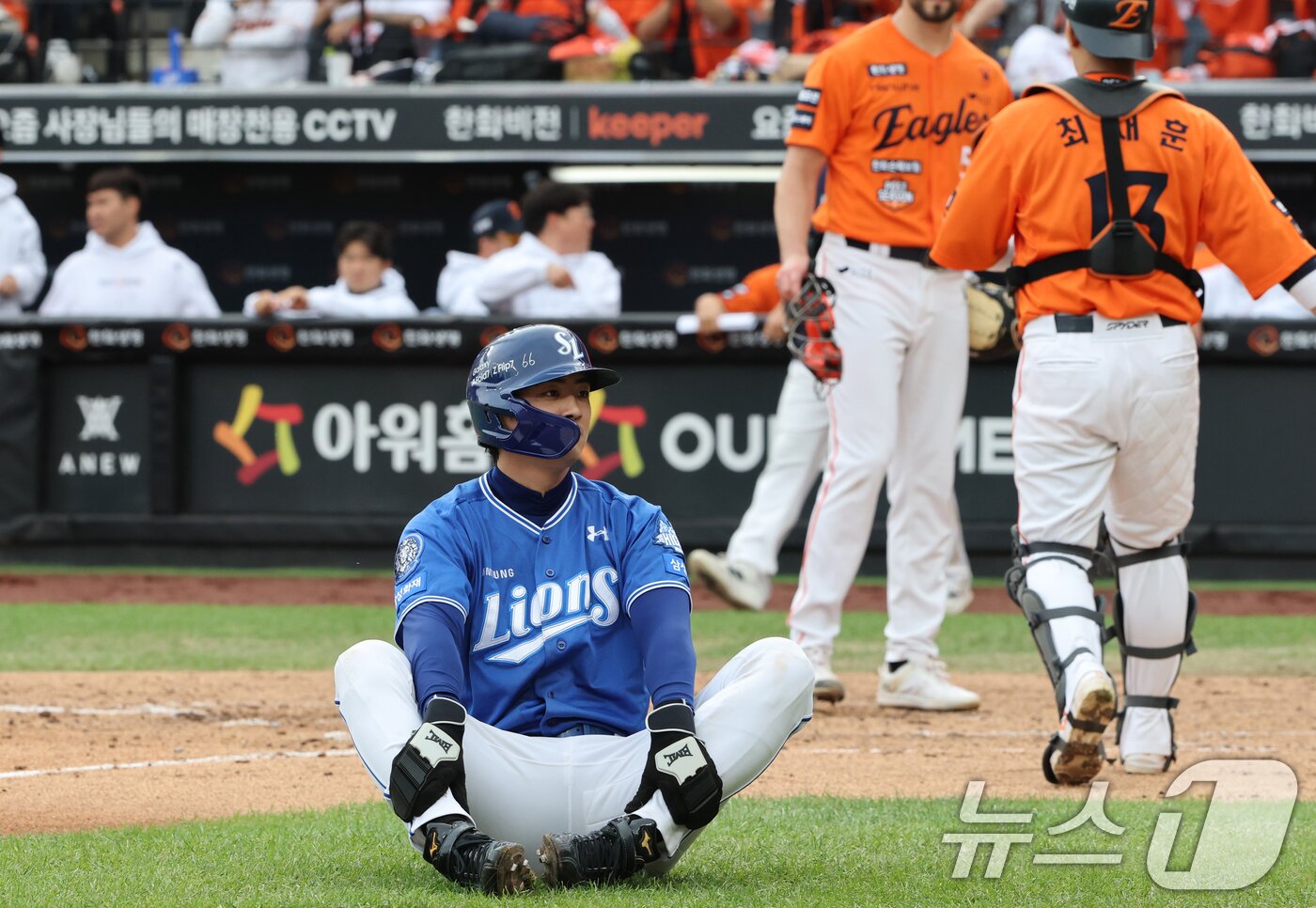 본문 이미지 - 19일 대전 한화생명볼파크 열린 프로야구 2025 신한 SOL뱅크 KBO 플레이오프 2차전 삼성 라이온즈와 한화 이글스의 경기에서 4회초 2사 1, 2루 상황 삼성 디아즈의 2루타로 1루 주자 구자욱이 홈에서 아웃되자 안타까워 하고 있다. 2025.10.19/뉴스1 ⓒ News1 김기태 기자