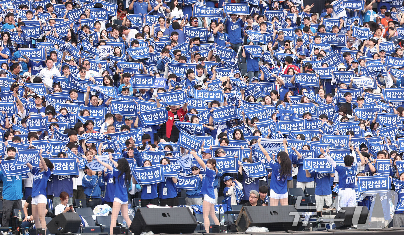 (대전=뉴스1) 김성진 기자 = 19일 대전 한화생명볼파크 열린 프로야구 2025 신한 SOL뱅크 KBO 플레이오프 2차전 삼성 라이온즈와 한화 이글스의 경기, 삼성 응원단과 야구 …