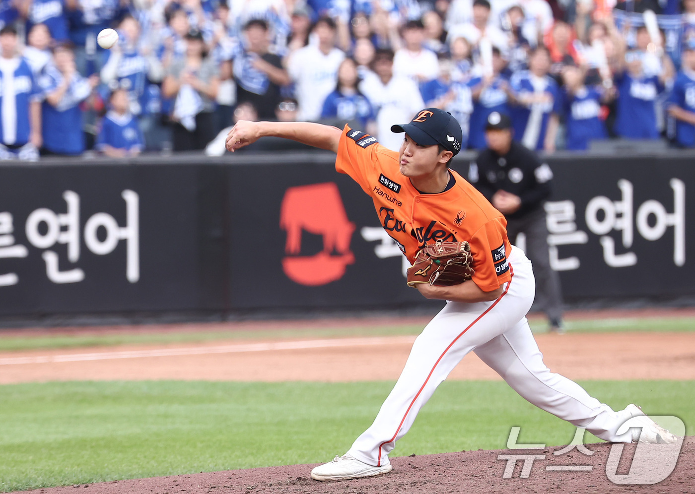 (대전=뉴스1) 김성진 기자 = 19일 대전 한화생명볼파크 열린 프로야구 2025 신한 SOL뱅크 KBO 플레이오프 2차전 삼성 라이온즈와 한화 이글스의 경기, 한화 정우주가 5회 …