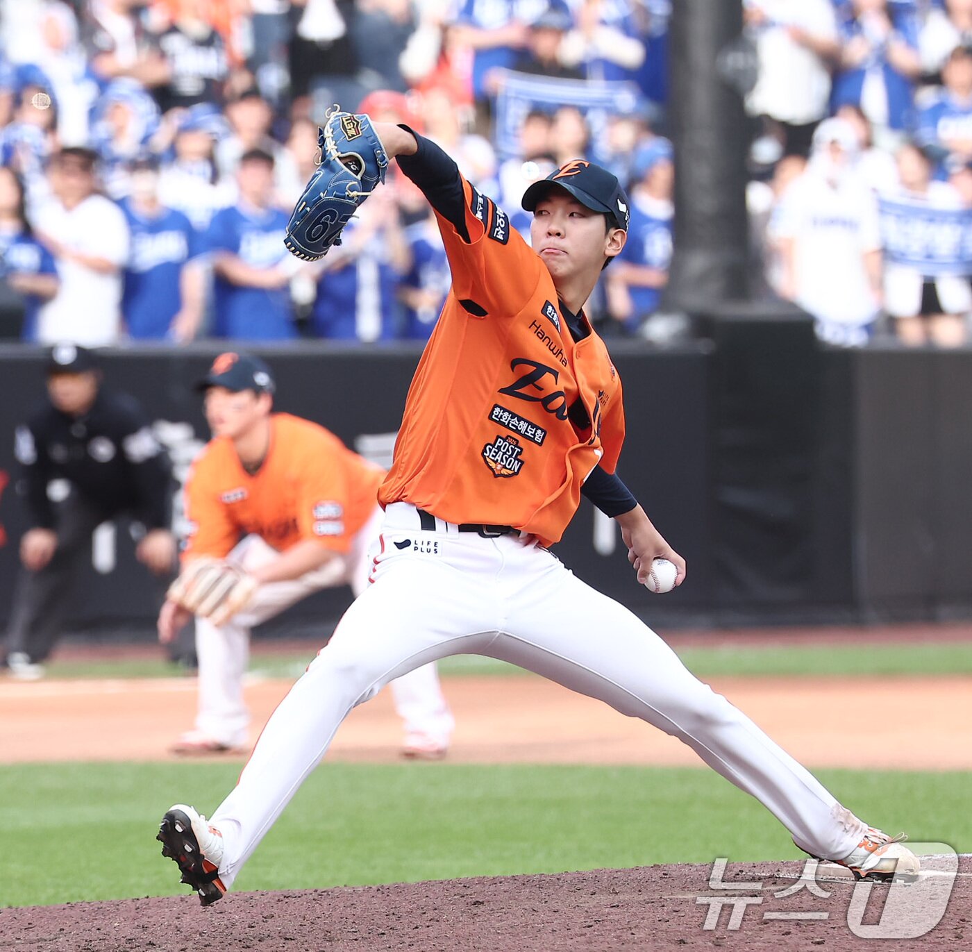 본문 이미지 - 19일 대전 한화생명볼파크 열린 프로야구 2025 신한 SOL뱅크 KBO 플레이오프 2차전 삼성 라이온즈와 한화 이글스의 경기, 한화 황준서가 6회초 마운드에 올라 투구하고 있다. 2025.10.19/뉴스1 ⓒ News1 김성진 기자