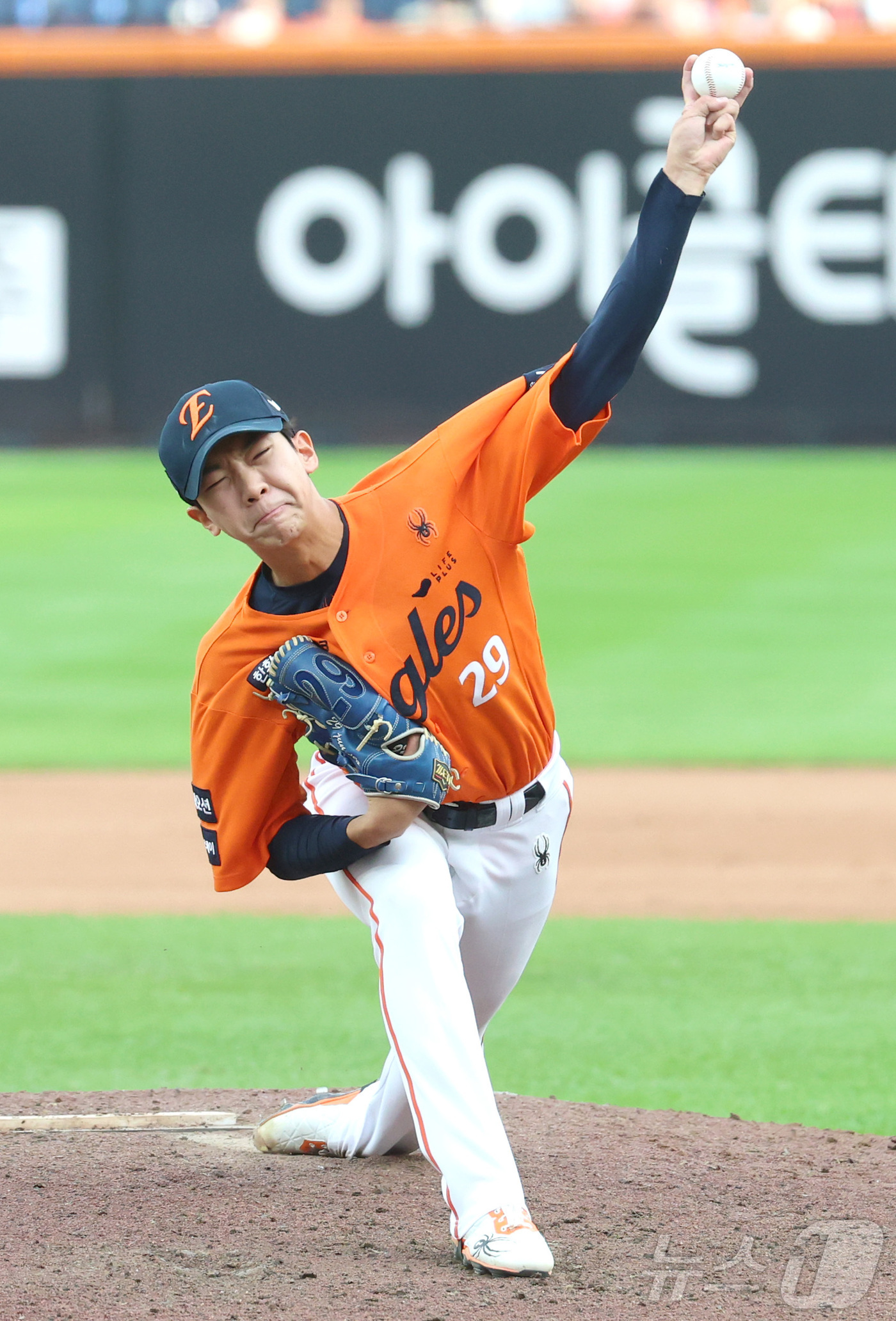 (대전=뉴스1) 김기남 기자 = 19일 대전 한화생명볼파크 열린 프로야구 2025 신한 SOL뱅크 KBO 플레이오프 2차전 삼성 라이온즈와 한화 이글스의 경기에서 한화 황준서가 6 …