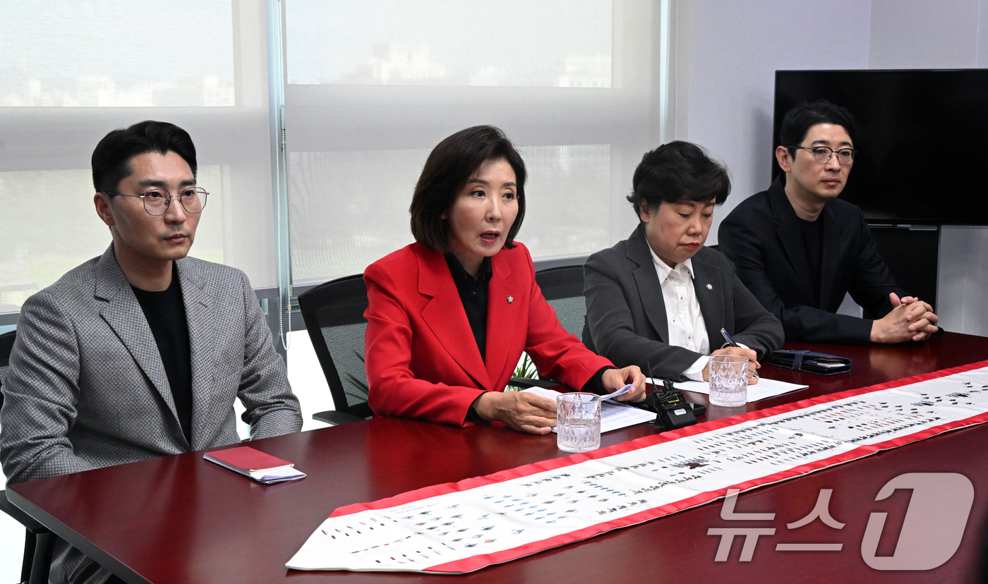 (서울=뉴스1) 이승배 기자 = 국민의힘 법사위원들이 19일 서울 여의도 국회 의원회관에서 추미애·김현지 방지법 관련 기자회견을 하고 있다. 왼쪽부터 국민의힘 박준태·나경원·조배숙 …