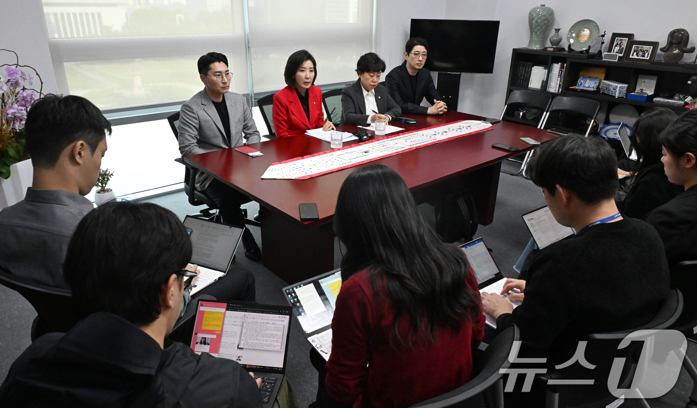 (서울=뉴스1) 이승배 기자 = 국민의힘 법사위원들이 19일 서울 여의도 국회 의원회관에서 추미애·김현지 방지법 관련 기자회견을 하고 있다. 왼쪽부터 국민의힘 박준태·나경원·조배숙 …