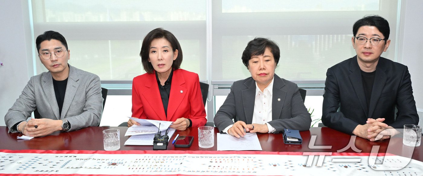 (서울=뉴스1) 이승배 기자 = 국민의힘 법사위원들이 19일 서울 여의도 국회 의원회관에서 추미애·김현지 방지법 관련 기자회견을 하고 있다. 왼쪽부터 국민의힘 박준태·나경원·조배숙 …