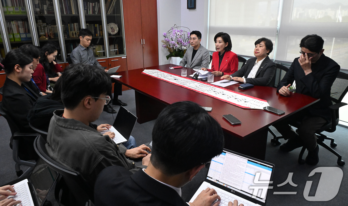 (서울=뉴스1) 이승배 기자 = 국민의힘 법사위원들이 19일 서울 여의도 국회 의원회관에서 추미애·김현지 방지법 관련 기자회견을 하고 있다. 왼쪽부터 국민의힘 박준태·나경원·조배숙 …