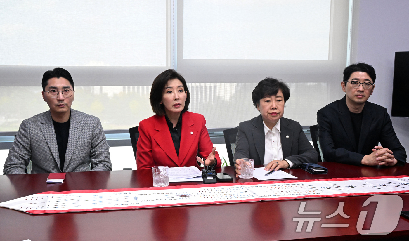 (서울=뉴스1) 이승배 기자 = 국민의힘 법사위원들이 19일 서울 여의도 국회 의원회관에서 추미애·김현지 방지법 관련 기자회견을 하고 있다. 왼쪽부터 국민의힘 박준태·나경원·조배숙 …