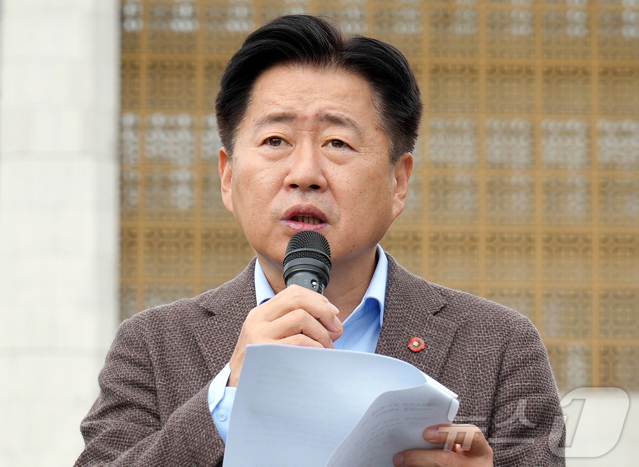 (제주=뉴스1) 오미란 기자 = 오영훈 제주특별자치도지사가 지난 12일 오후 국회 앞에서 장동혁 국민의힘 대표를 규탄하는 기자회견을 하고 있다.(제주특별자치도 제공, 재판매 및 D …