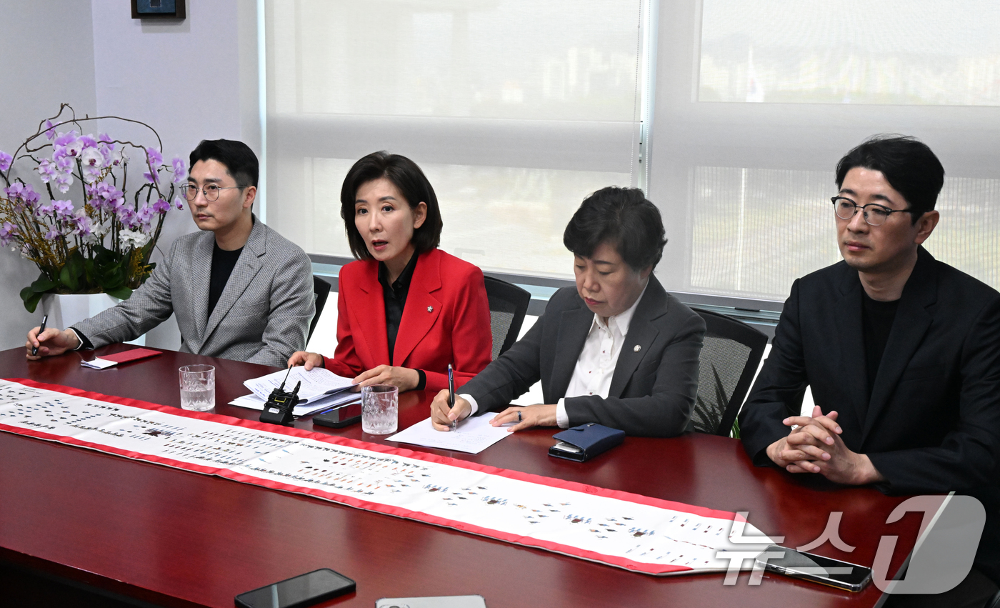 (서울=뉴스1) 이승배 기자 = 국민의힘 법사위원들이 19일 서울 여의도 국회 의원회관에서 추미애·김현지 방지법 관련 기자회견을 하고 있다. 왼쪽부터 국민의힘 박준태·나경원·조배숙 …