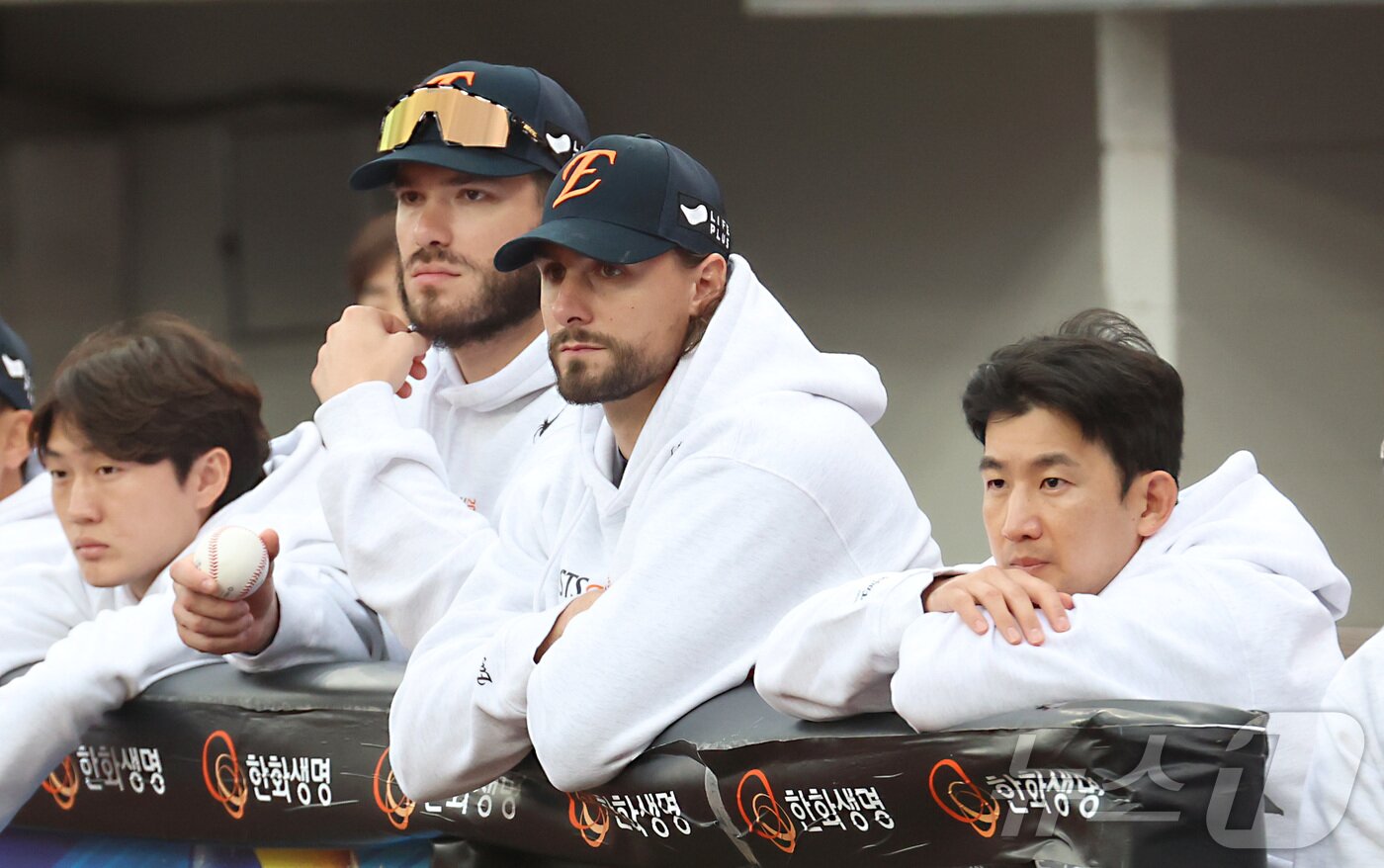 본문 이미지 - 19일 대전 한화생명볼파크 열린 프로야구 2025 신한 SOL뱅크 KBO 플레이오프 2차전 삼성 라이온즈와 한화 이글스의 경기에서 선발 등판했던 한화 와이스가 대량실점으로 조기 교체 된 뒤 1차전 선발 폰세와 경기를 보고 있다. 2025.10.19/뉴스1 ⓒ News1 김기남 기자