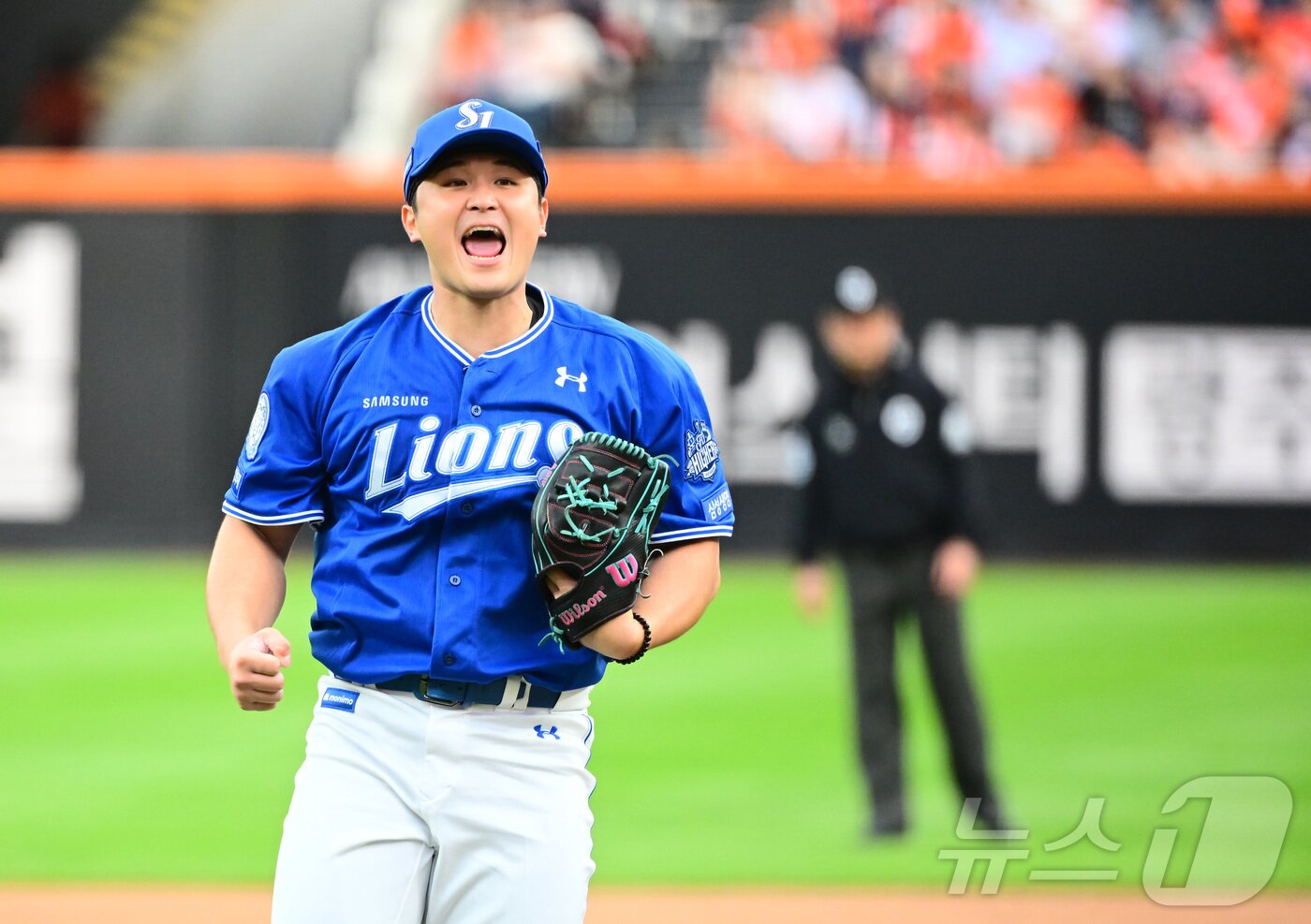 본문 이미지 - 19일 대전 한화생명볼파크 열린 프로야구 2025 신한 SOL뱅크 KBO 플레이오프 1차전 삼성 라이온즈와 한화 이글스의 경기에서 삼성 선발 최원태가 7회 1실점 호투하며 환호하고 있다. 2025.10.19/뉴스1 ⓒ News1 김기남 기자