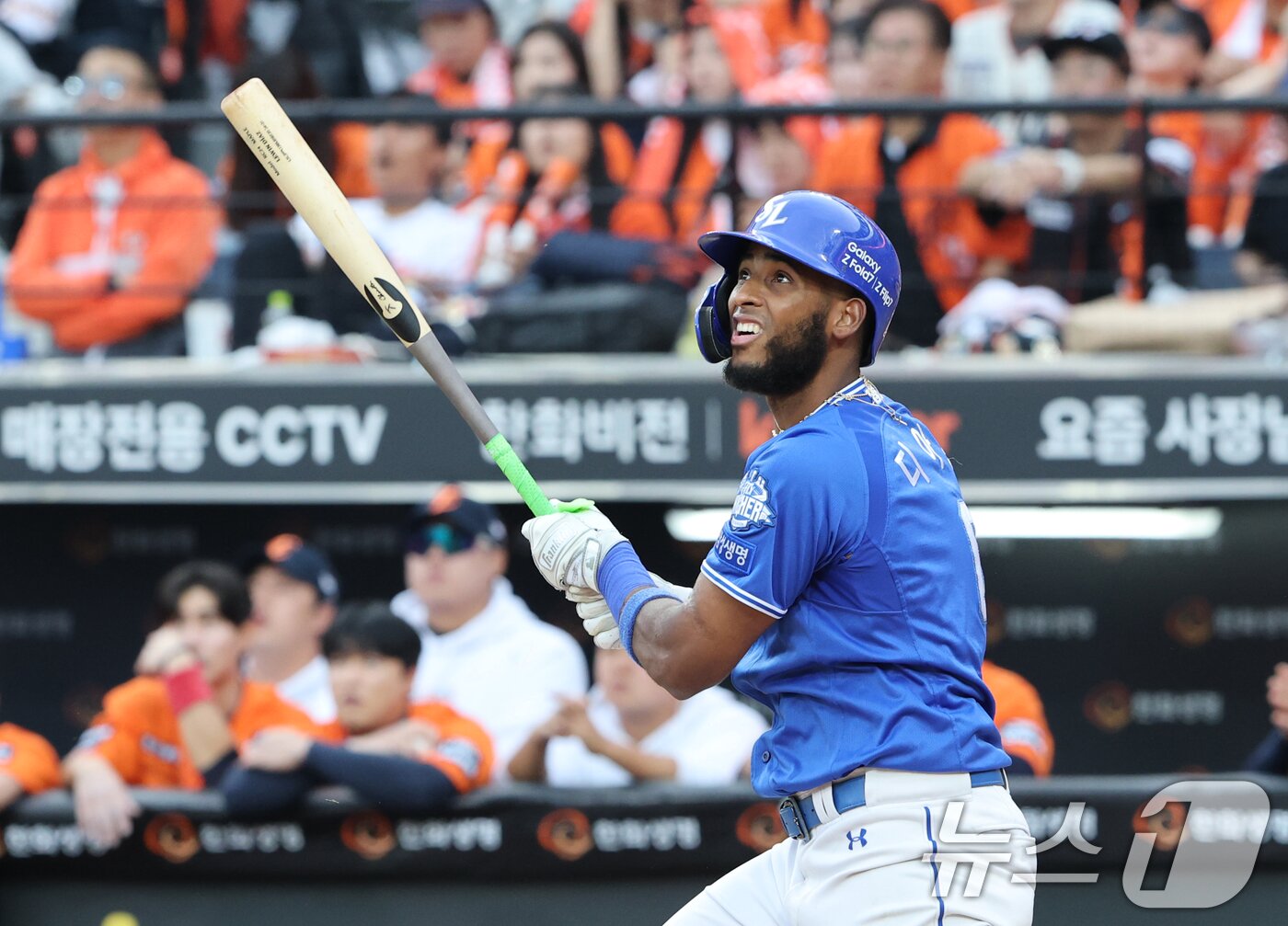 본문 이미지 - 19일 대전 한화생명볼파크 열린 프로야구 2025 신한 SOL뱅크 KBO 플레이오프 2차전 삼성 라이온즈와 한화 이글스의 경기에서 8회초 2사 1, 2루 상황 삼성 디아즈가 타격을 하고 있다. 2025.10.19/뉴스1 ⓒ News1 김기태 기자