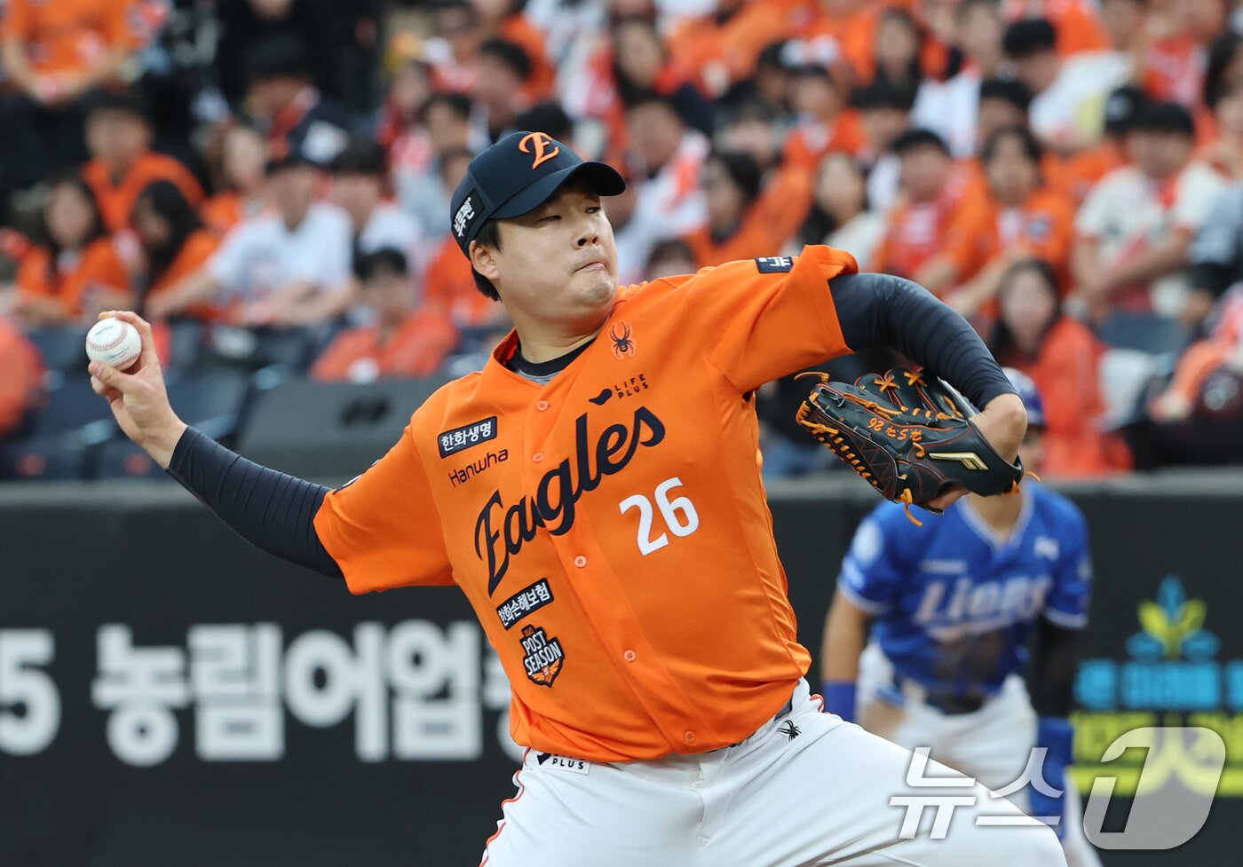 본문 이미지 - 19일 대전 한화생명볼파크 열린 프로야구 2025 신한 SOL뱅크 KBO 플레이오프 2차전 삼성 라이온즈와 한화 이글스의 경기에서 교체 투입된 한화 한승혁이 역투하고 있다. 2025.10.19/뉴스1 ⓒ News1 김기태 기자