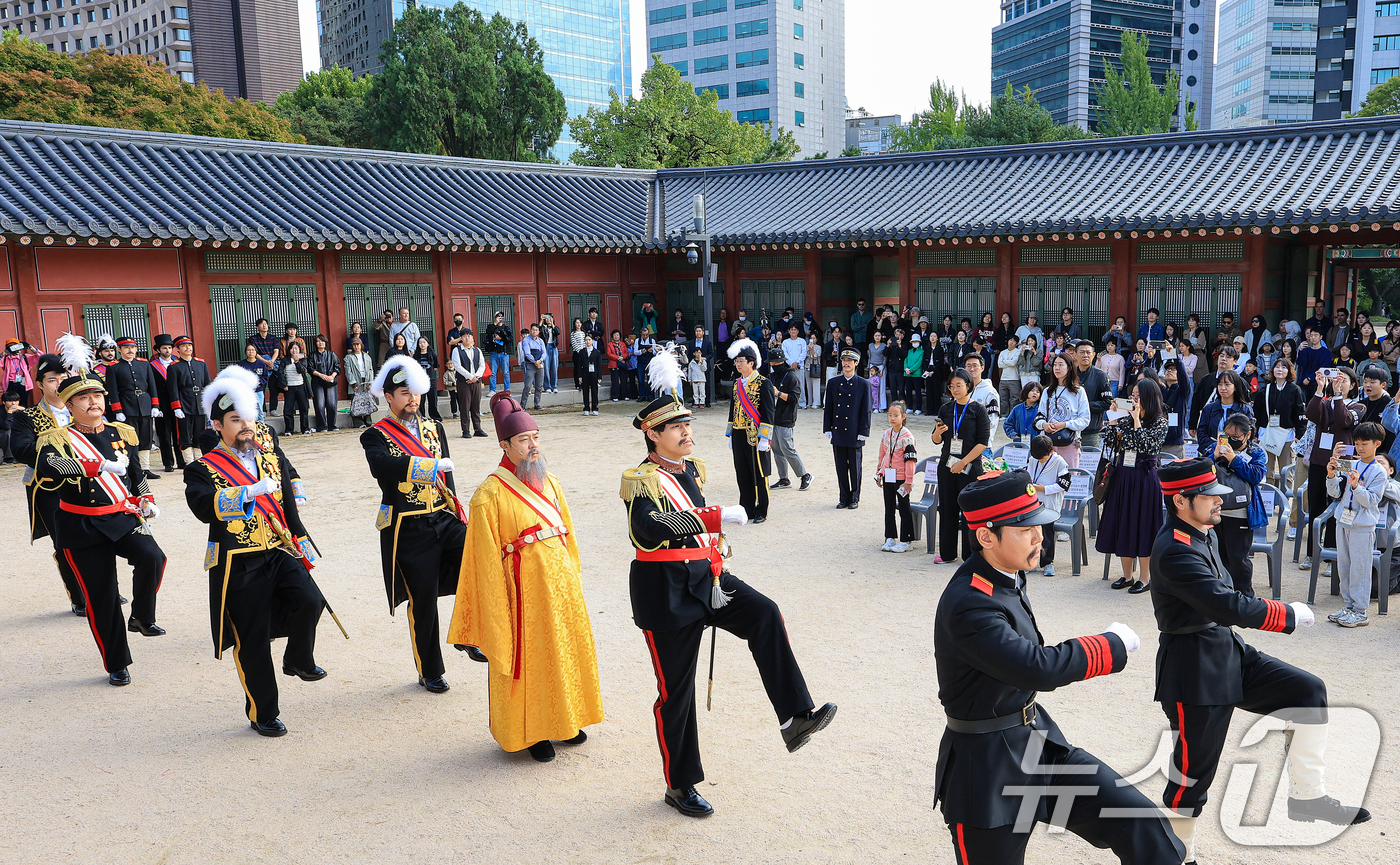 (서울=뉴스1) 이호윤 기자 = 19일 서울 중구 덕수궁 일원에서 열린 ‘2025년 대한민국 외국공사 접견례‘를 찾은 시민들이 고종 황제가 입장하는 모습을 관람하고 있다. 이번 공 …