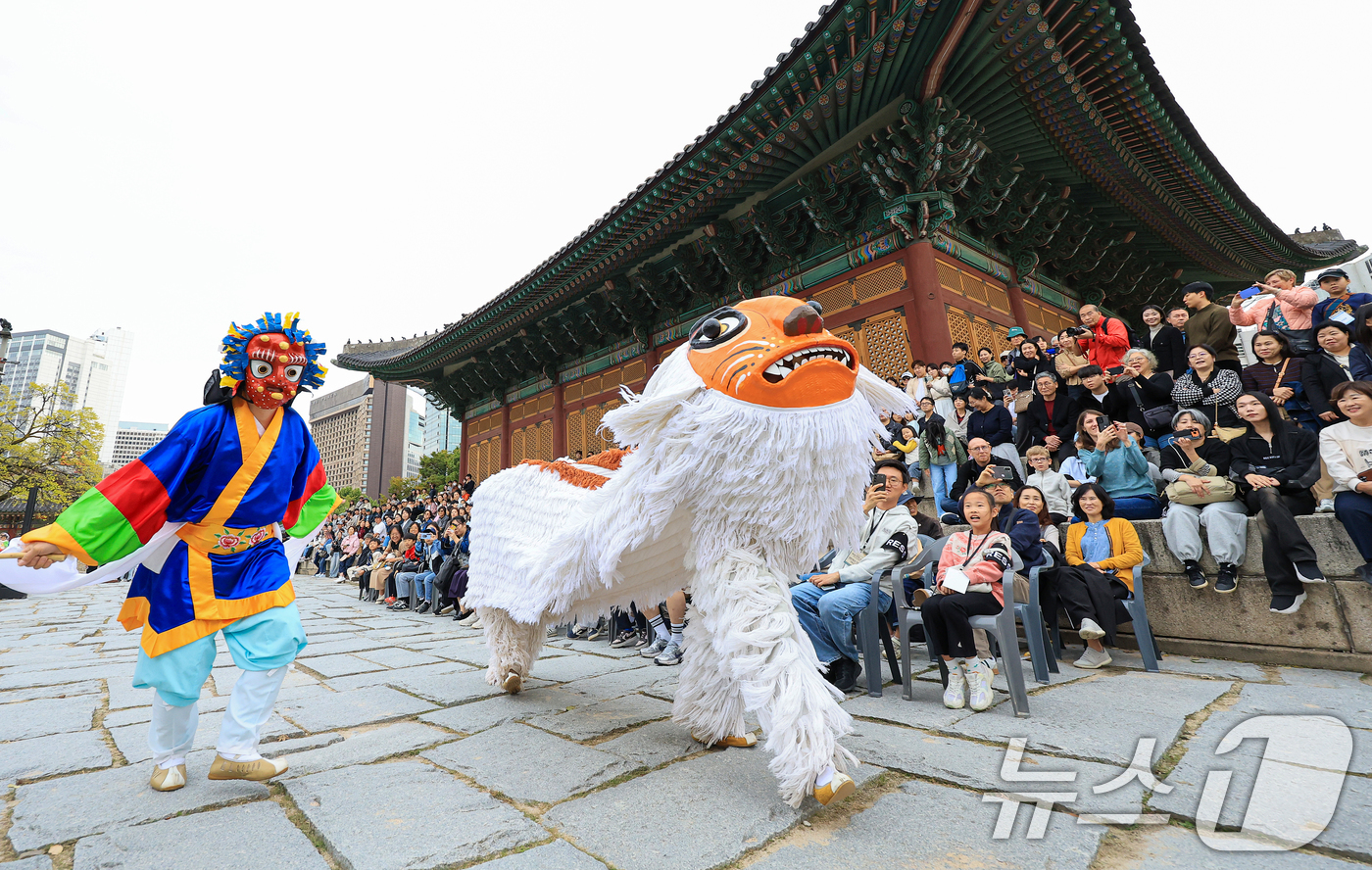 연회에서 선보이는 사자춤 - 뉴스1