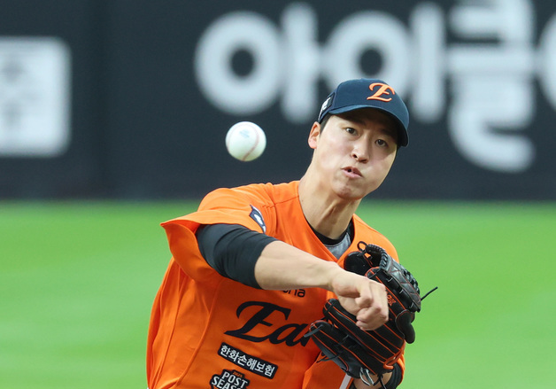 한화, 선발 네 자리는 사실상 확정…2026년 엄상백 보직은 어디일까