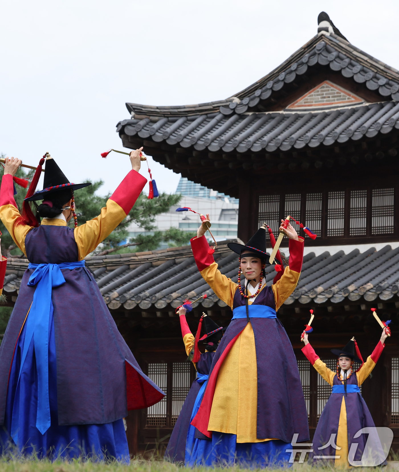 (서울=뉴스1) 이호윤 기자 = 19일 서울 중구 덕수궁 일원에서 열린 ‘2025년 대한민국 외국공사 접견례‘에서 무희들이 칼춤을 선보이고 있다. 이번 공연에 사전 예약한 시민들은 …