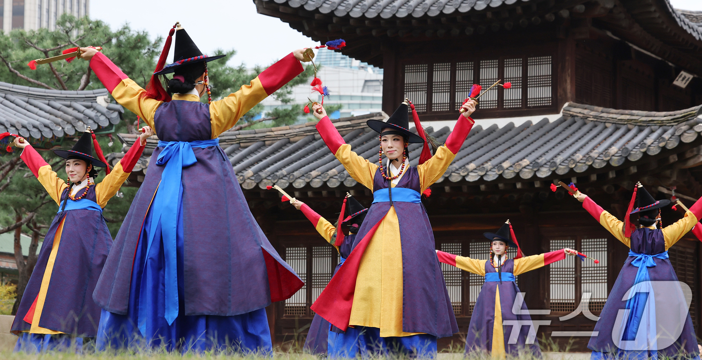 (서울=뉴스1) 이호윤 기자 = 19일 서울 중구 덕수궁 일원에서 열린 ‘2025년 대한민국 외국공사 접견례‘에서 무희들이 칼춤을 선보이고 있다. 이번 공연에 사전 예약한 시민들은 …