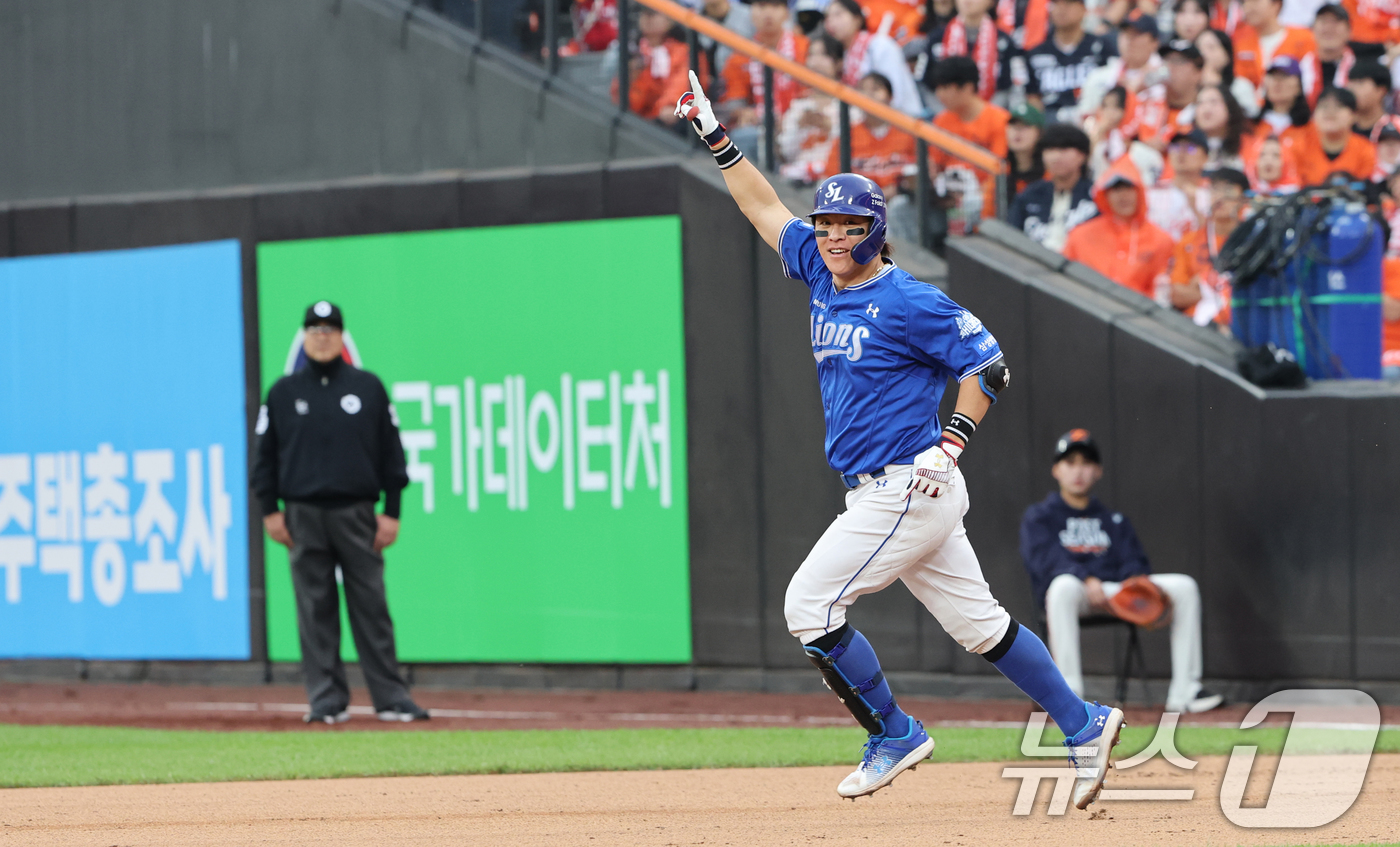 (대전=뉴스1) 김기태 기자 = 19일 대전 한화생명볼파크 열린 프로야구 2025 신한 SOL뱅크 KBO 플레이오프 2차전 삼성 라이온즈와 한화 이글스의 경기에서 9회초 2사 1루 …