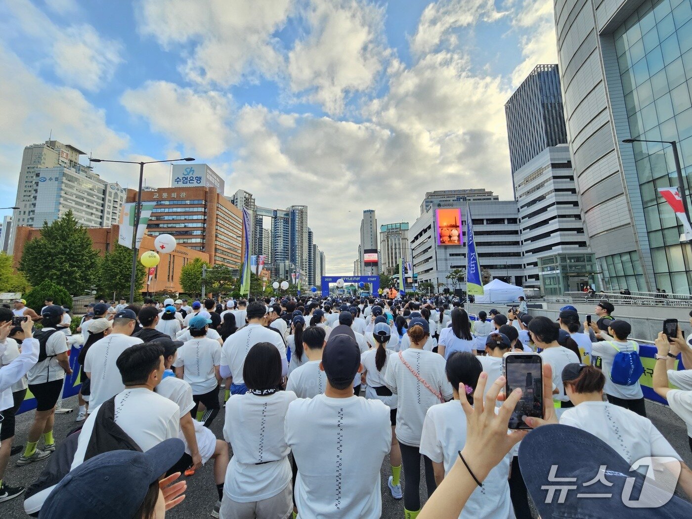본문 이미지 - 19일 서울 송파구 잠실 일대에서는 &#39;2025 스타일런 with 송파구&#39;가 개최됐다.ⓒ 뉴스1/김진희 기자.
