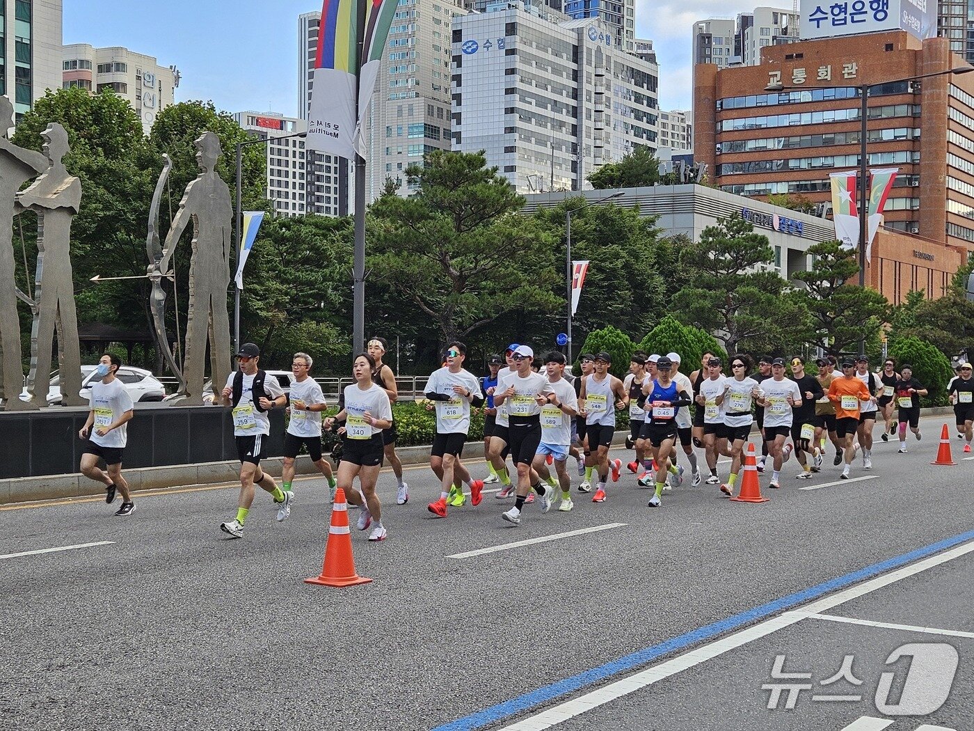 본문 이미지 - 19일 서울 송파구 잠실 일대에서는 &#39;2025 스타일런 with 송파구&#39;가 개최됐다.ⓒ 뉴스1/김진희 기자.