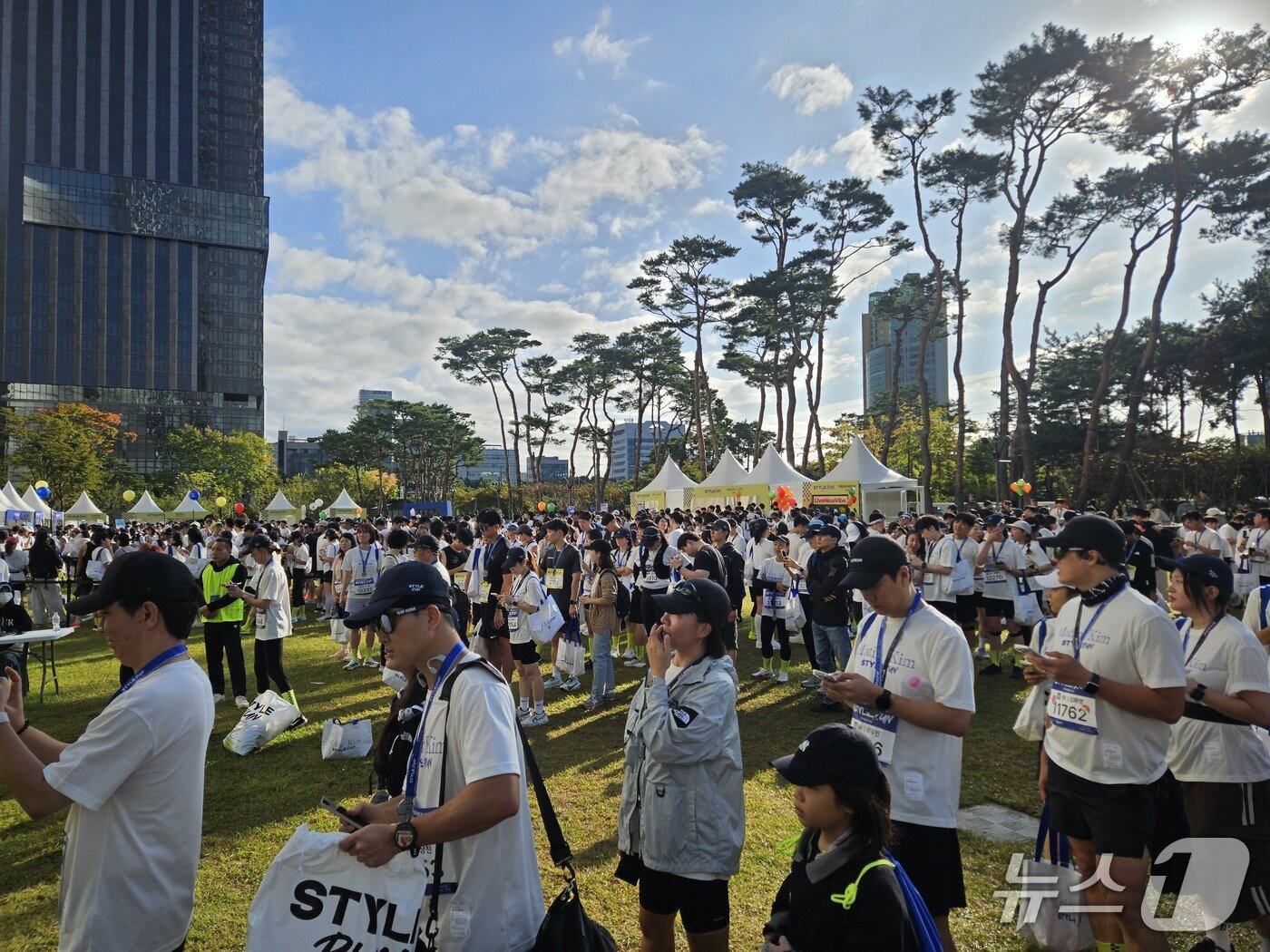 본문 이미지 - 19일 서울 송파구 잠실 일대에서는 &#39;2025 스타일런 with 송파구&#39;가 개최됐다.ⓒ 뉴스1/김진희 기자.