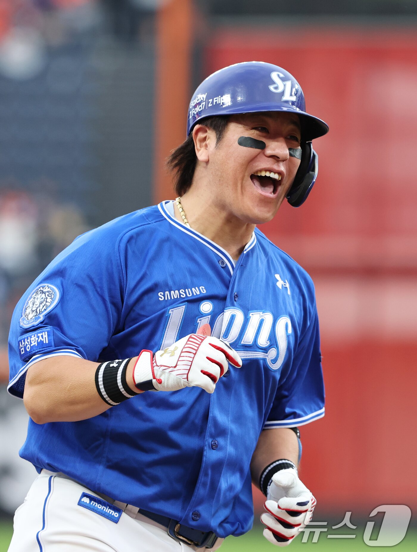 본문 이미지 - 19일 대전 한화생명볼파크에서 열린 프로야구 2025 신한 SOL뱅크 KBO 플레이오프 2차전 삼성 라이온즈와 한화 이글스의 경기에서 9회초 2사 1루 상황 삼성 강민호가 홈런을 치고 환호하고 있다. 2025.10.19/뉴스1 ⓒ News1 김기태 기자