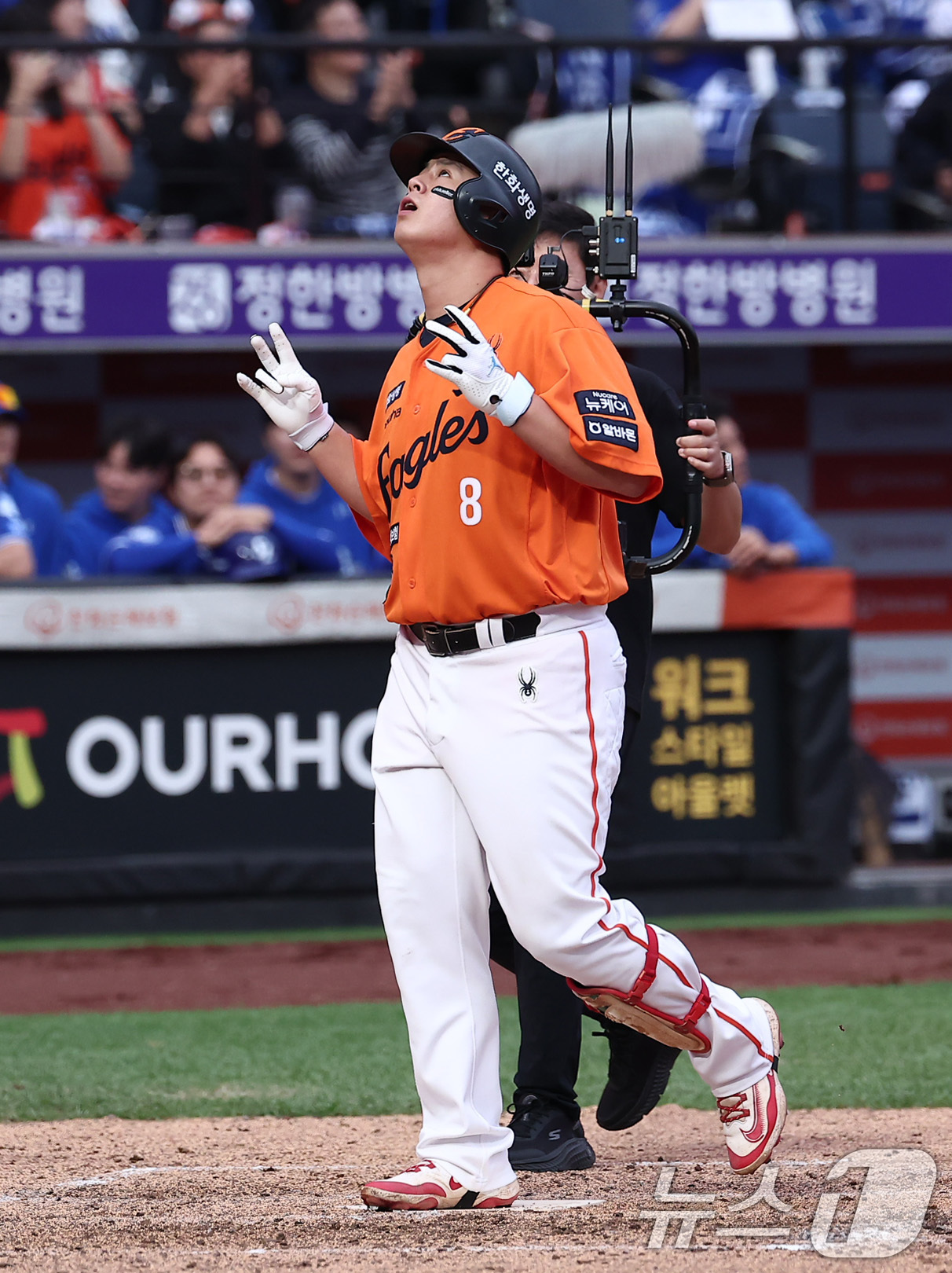 (대전=뉴스1) 김성진 기자 = 19일 대전 한화생명볼파크 열린 프로야구 2025 신한 SOL뱅크 KBO 플레이오프 2차전 삼성 라이온즈와 한화 이글스의 경기, 한화 노시환이 9회 …