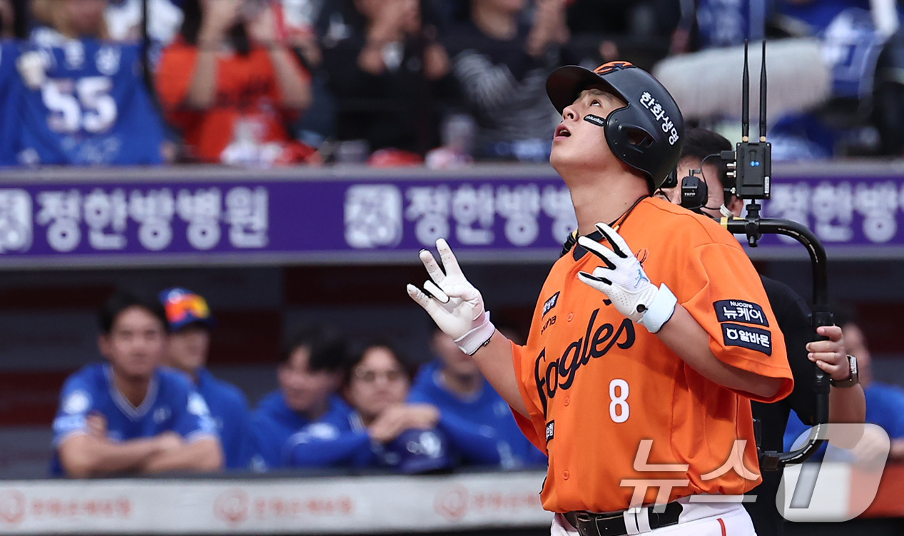 (대전=뉴스1) 김성진 기자 = 19일 대전 한화생명볼파크 열린 프로야구 2025 신한 SOL뱅크 KBO 플레이오프 2차전 삼성 라이온즈와 한화 이글스의 경기, 한화 노시환이 9회 …