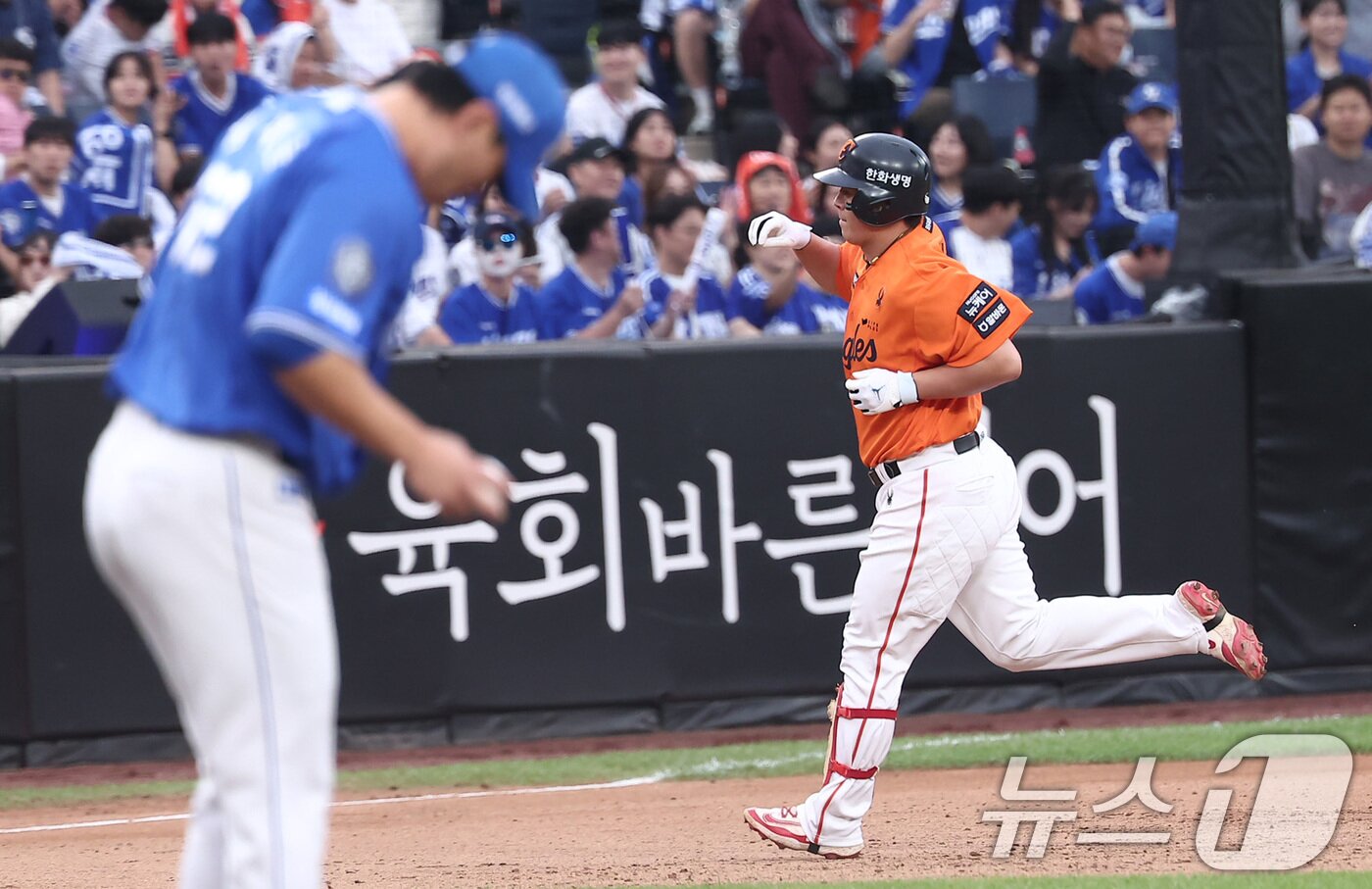 본문 이미지 - 19일 대전 한화생명볼파크 열린 프로야구 2025 신한 SOL뱅크 KBO 플레이오프 2차전 삼성 라이온즈와 한화 이글스의 경기, 한화 노시환이 9회말 무사 선두타자로 나서 솔로홈런을 터뜨린 후 그라운드를 돌고 있다. 2025.10.19/뉴스1 ⓒ News1 김성진 기자