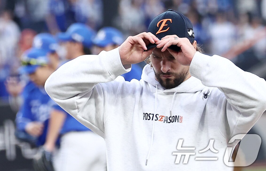 본문 이미지 - 한화 선발 와이스가 19일 대전 한화생명볼파크 열린 프로야구 2025 신한 SOL뱅크 KBO 플레이오프 2차전 삼성 라이온즈와 한화 이글스의 경기에서 3-7로 패배한 후 아쉬워하고 있다. 2025.10.19/뉴스1 ⓒ News1 김성진 기자