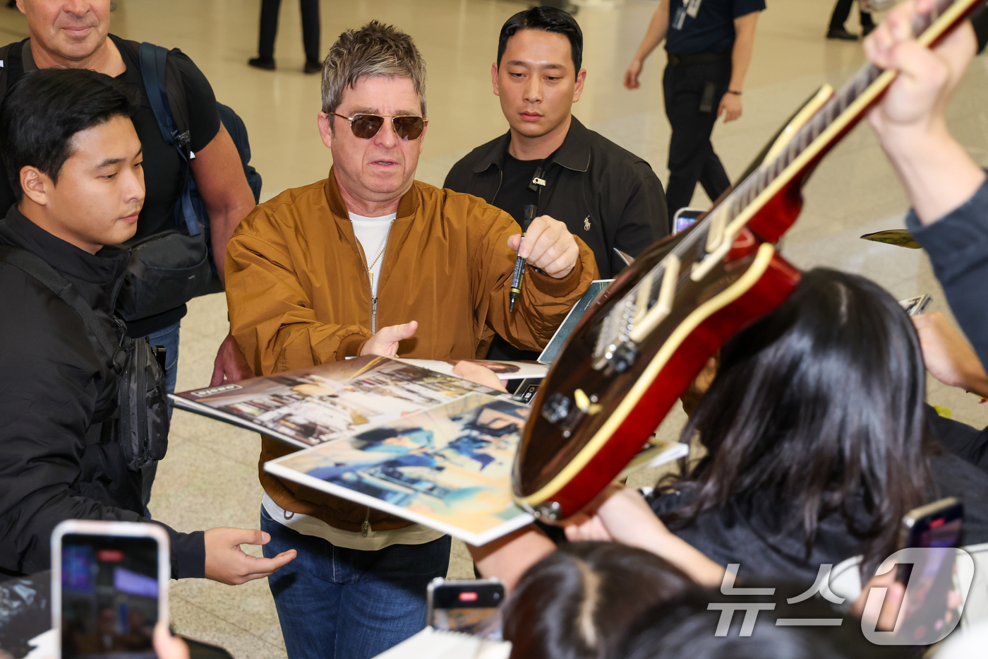 (인천공항=뉴스1) 안은나 기자 = 16년 만의 내한 공연을 앞둔 밴드 오아시스(Oasis)의 노엘 갤러거(Noel Gallagher)가 19일 오후 인천국제공항 2터미널을 통해 …