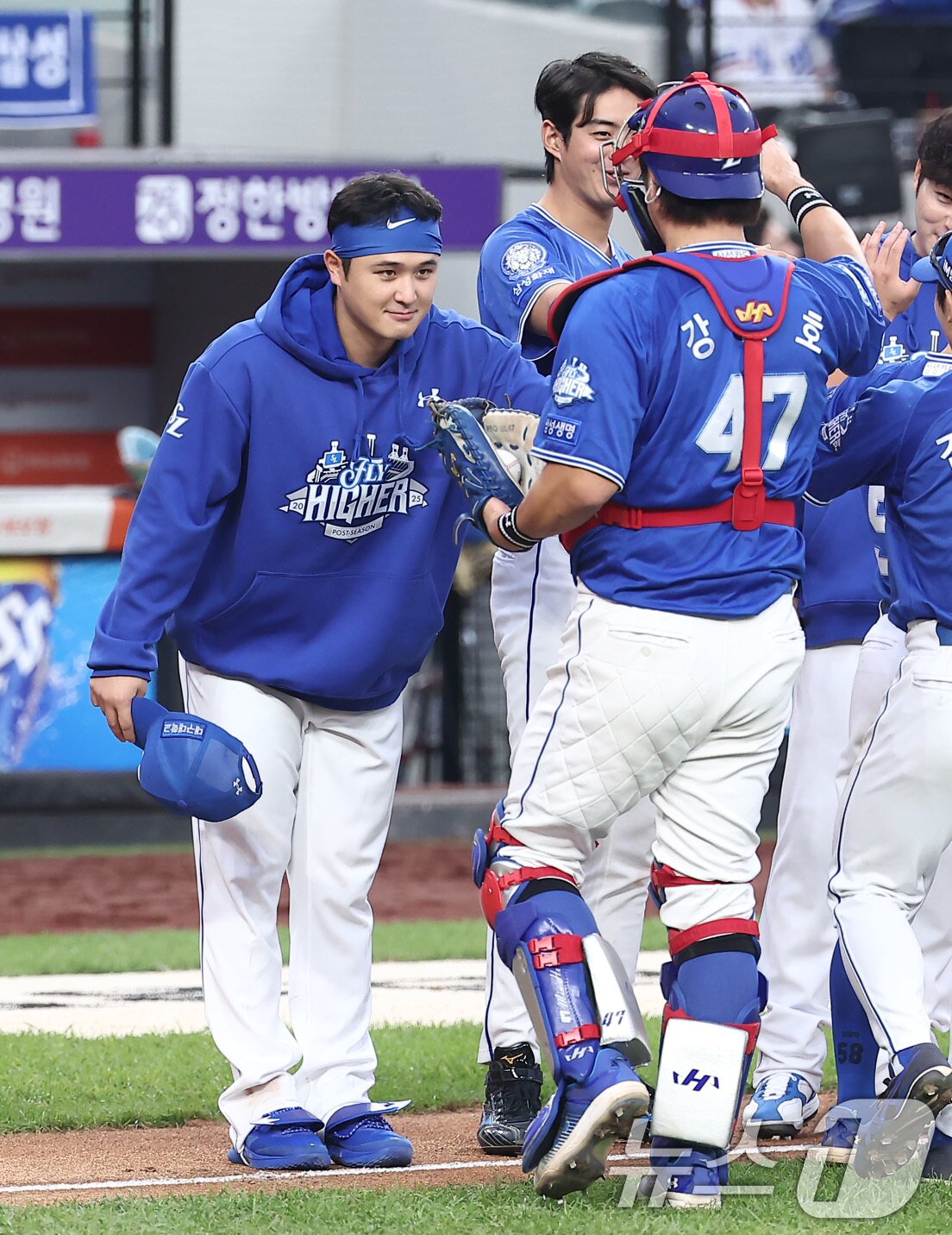 본문 이미지 - 19일 대전 한화생명볼파크 열린 프로야구 2025 신한 SOL뱅크 KBO 플레이오프 2차전 삼성 라이온즈와 한화 이글스의 경기에서 7-3으로 승리를 거둔 삼성 최원태가 강민호를 향해 인사하고 있다. 2025.10.19/뉴스1 ⓒ News1 김성진 기자