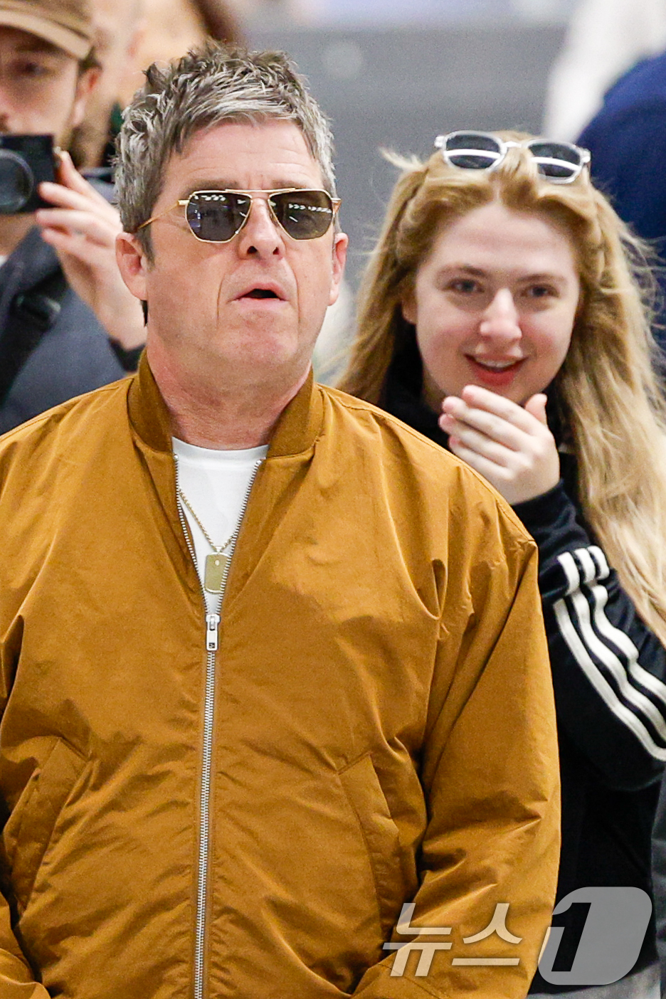 (인천공항=뉴스1) 안은나 기자 = 16년 만의 내한 공연을 앞둔 밴드 오아시스(Oasis)의 노엘 갤러거(Noel Gallagher)가 19일 오후 인천국제공항 2터미널을 통해 …